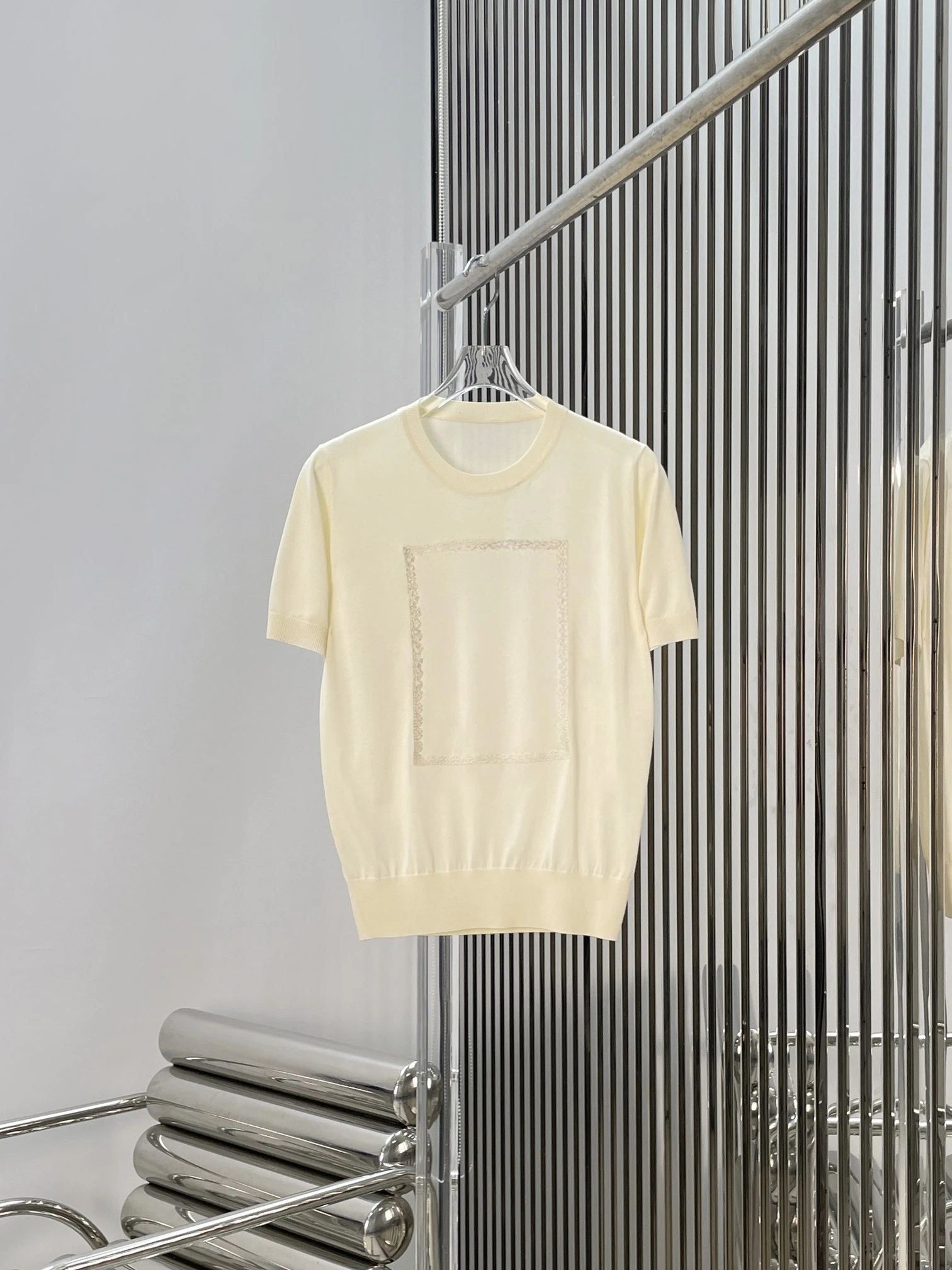 

Женский укороченный трикотажный топ с коротким рукавом и принтом-логотипом, модный повседневный стиль, круглый вырез, стандартный крой, весна 2026