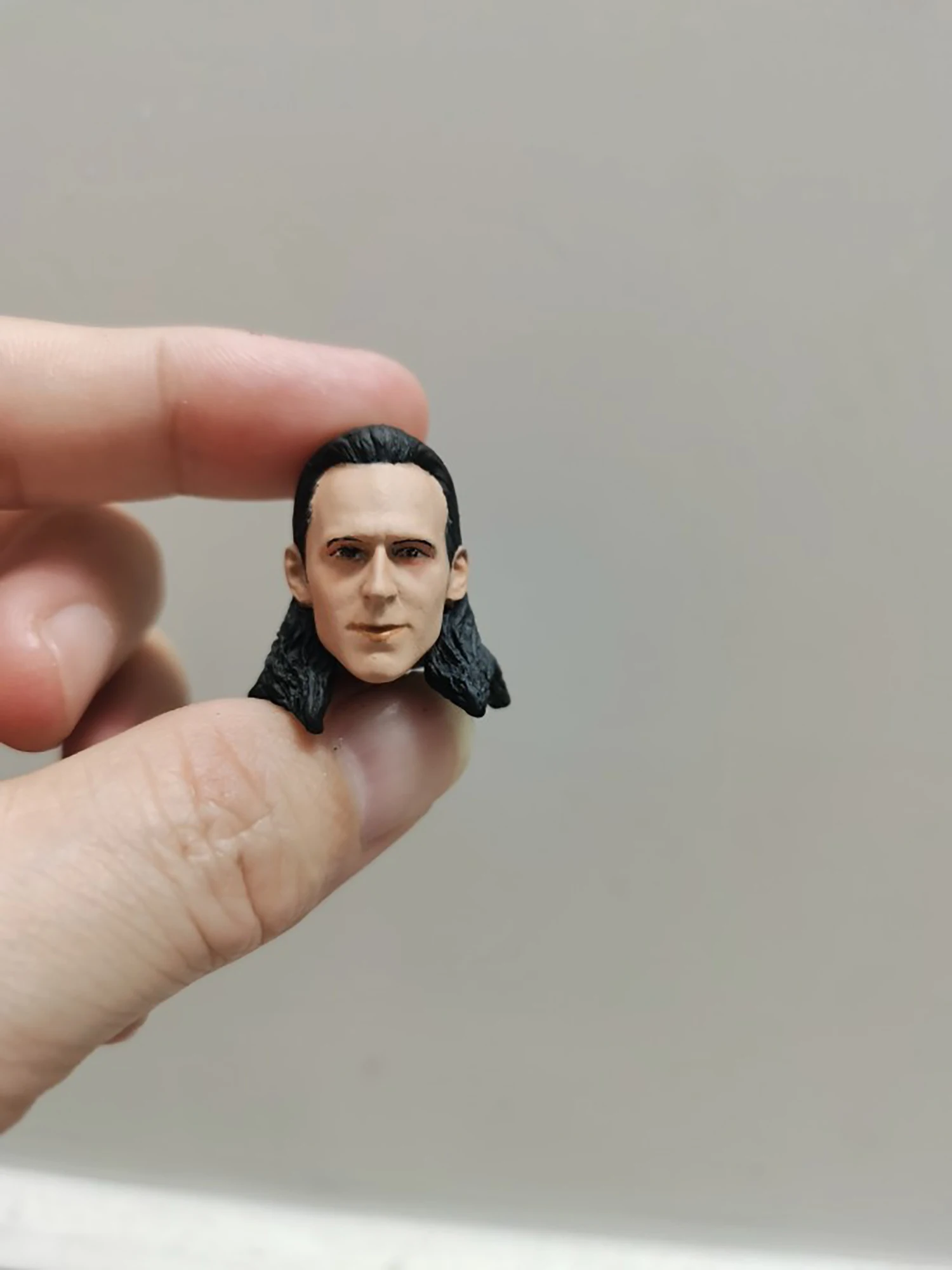 

Масштаб 1/12, окрашенные длинные волосы, голова Локи, резьба, скульптурная модель игрушки