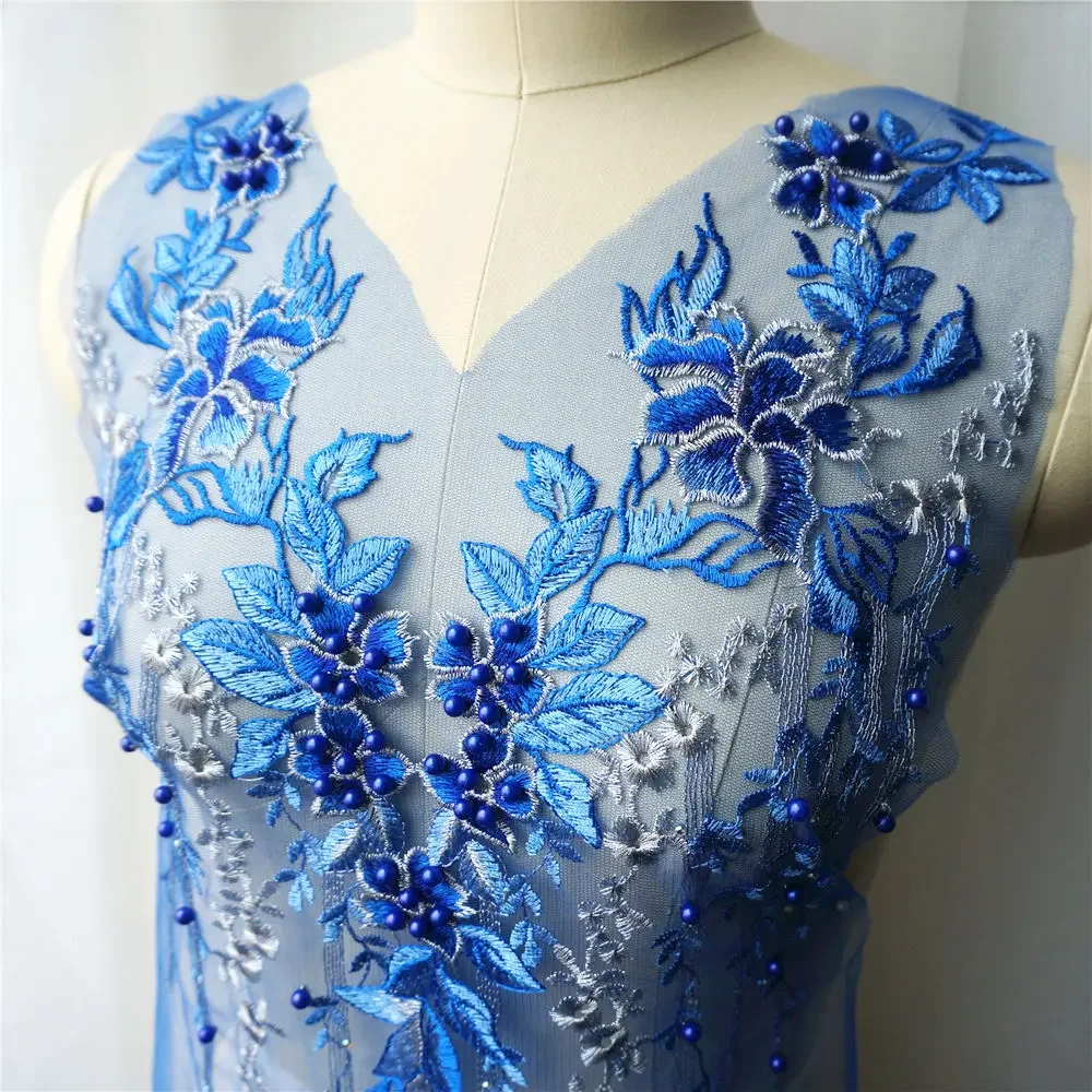 Niebieska koronka tkaniny kwiatowe koraliki Rhinestone V kołnierz haftowana suknia aplikacje Mesh Sew Patch na ślub sukienka dekoracyjna DIY — zdjęcie 2