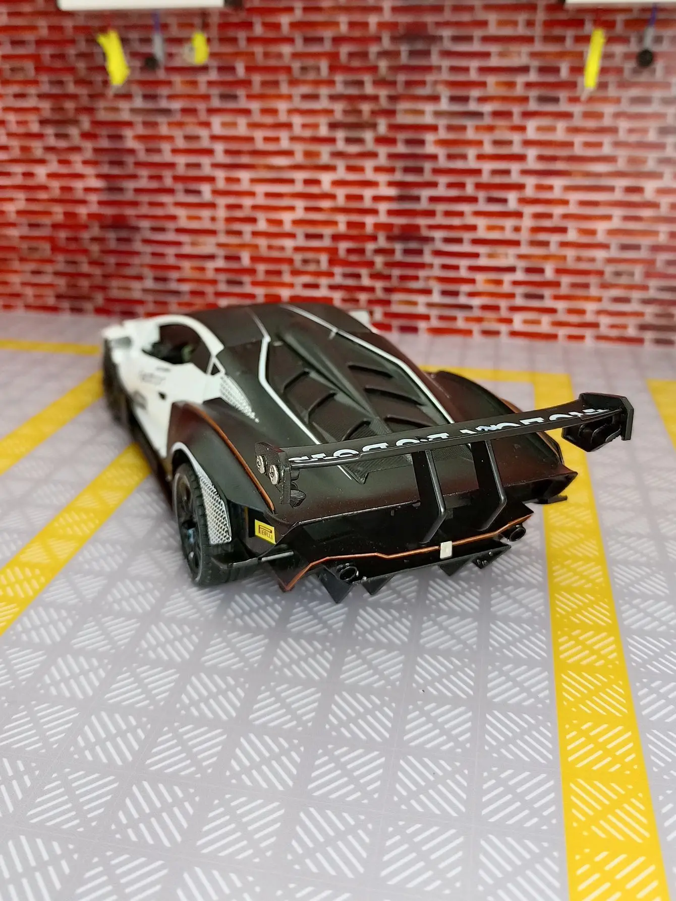 1:24 simulation Lamborghini SCV12 alloy car model doors on both sides that can be opened rich details, fine workmanship