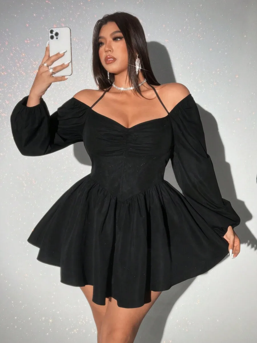 

Черное мини-платье с открытыми плечами, длинными рукавами, приталенной талией и пышными рукавами