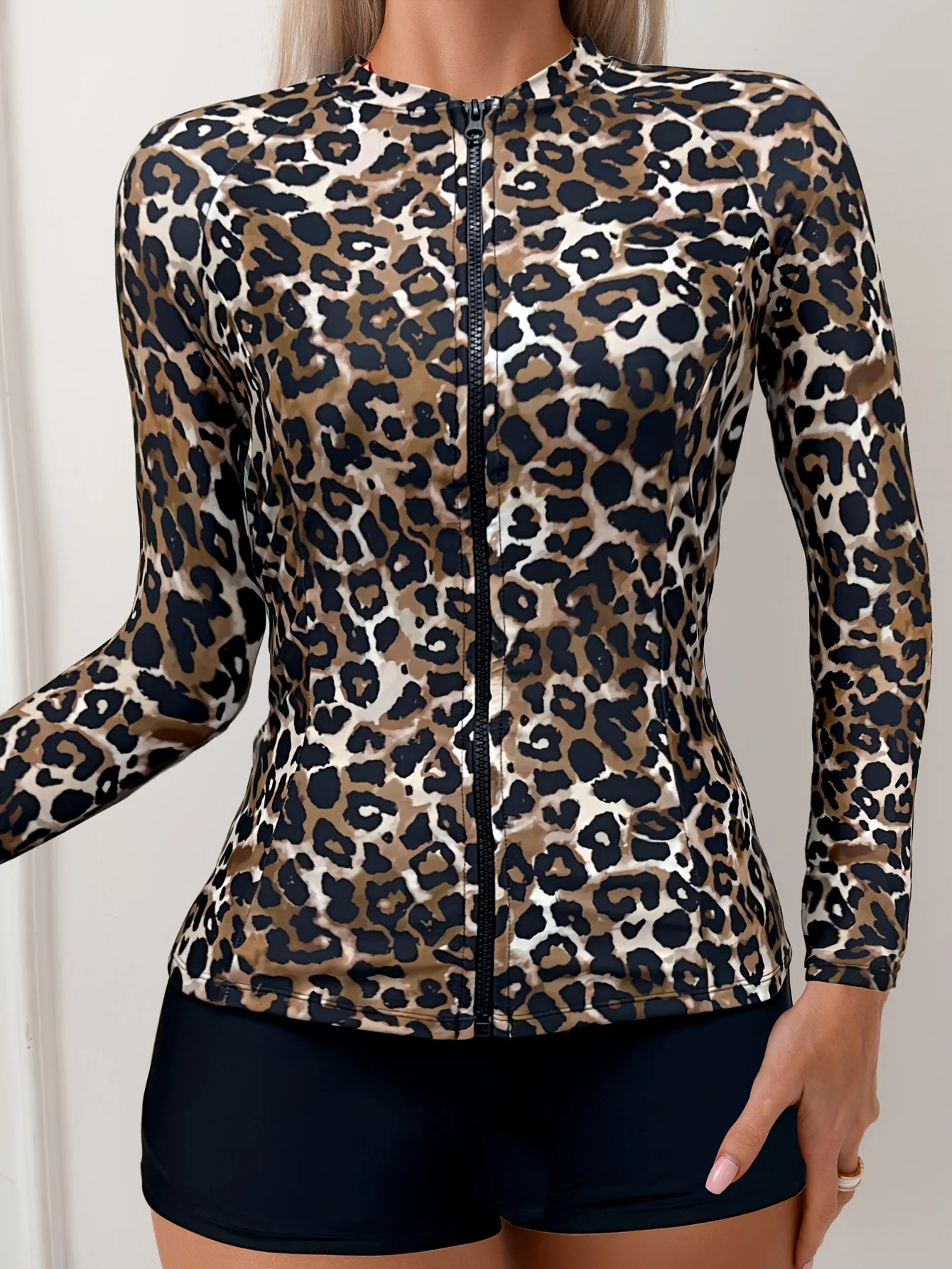 

Женский комплект с леопардовым принтом: топ с длинными рукавами на молнии и черные шорты, защита от ультрафиолета, купальник.