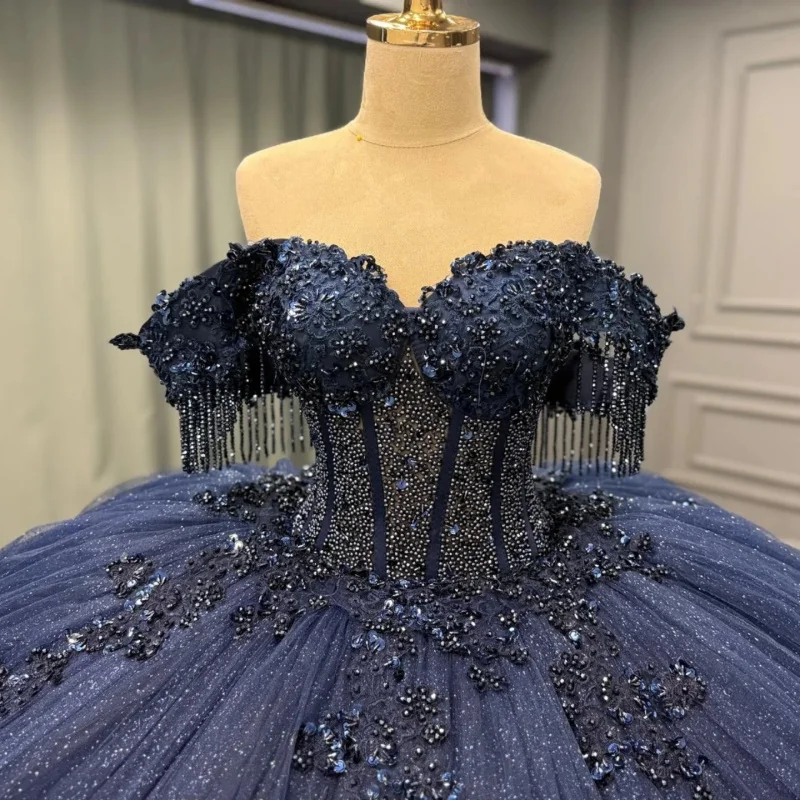 فستان Quinceanera باللون الأزرق الداكن اللامع عاري الكتفين من الدانتيل الكريستالي بطبقات وذيل طويل فيستدوس دي 15 Quinceanera ﻿ تخصيص