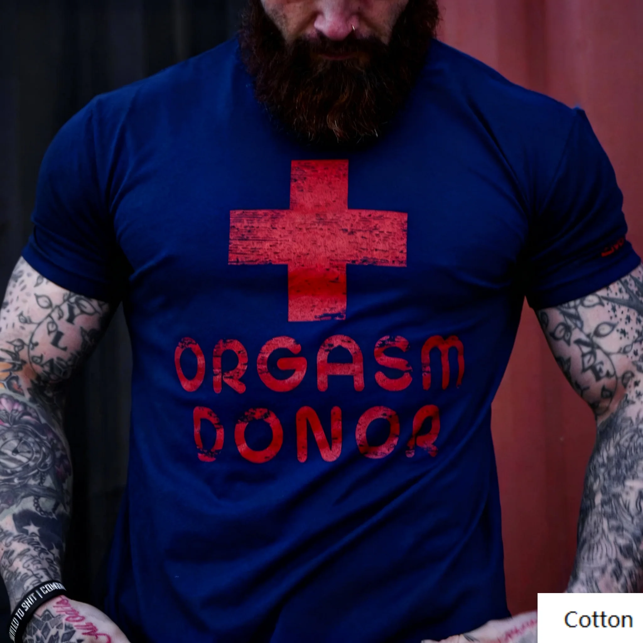 Хлопковая футболка с круглым вырезом «Edgy 'Orgasm Donor' Red Cross Vibe» — содержание рубашки: с проблемным красным крестом и смелой фразой