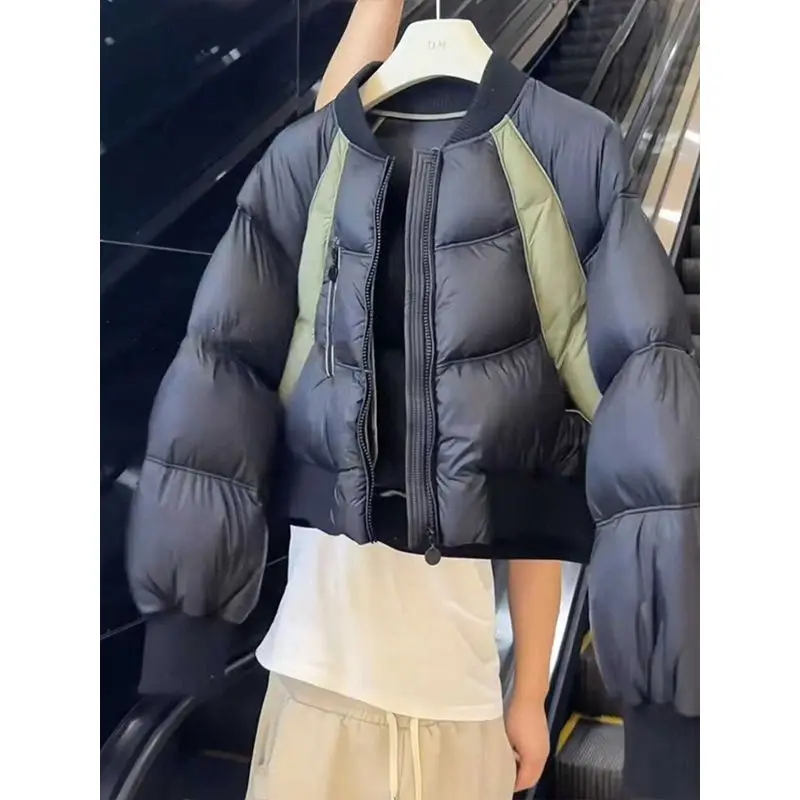 سترة قطنية جديدة لخريف وشتاء 2025 للنساء بياقة بيسبول قصيرة وسترة منتفخة دافئة سميكة