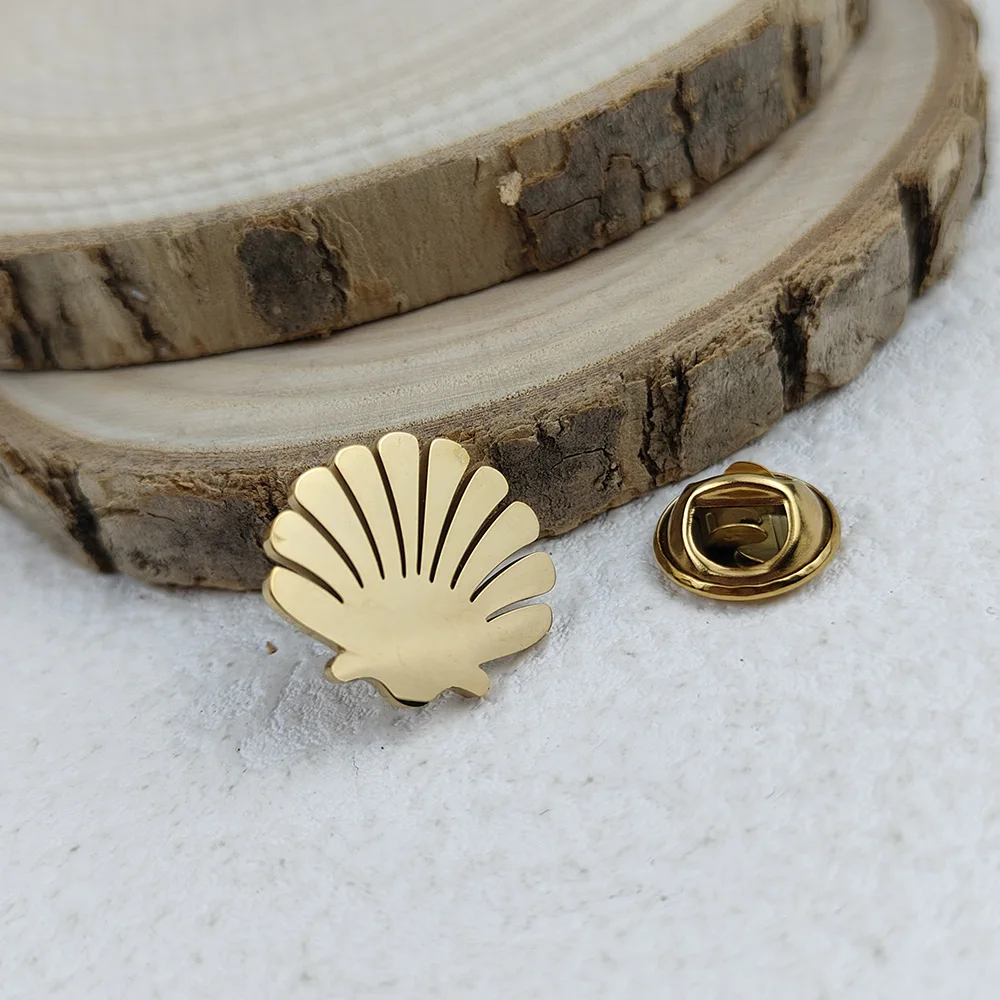 New shell fan-shaped men\'s lapel pin, stainless steel gold-plated badge, black brooch for suit accessories, gift for father