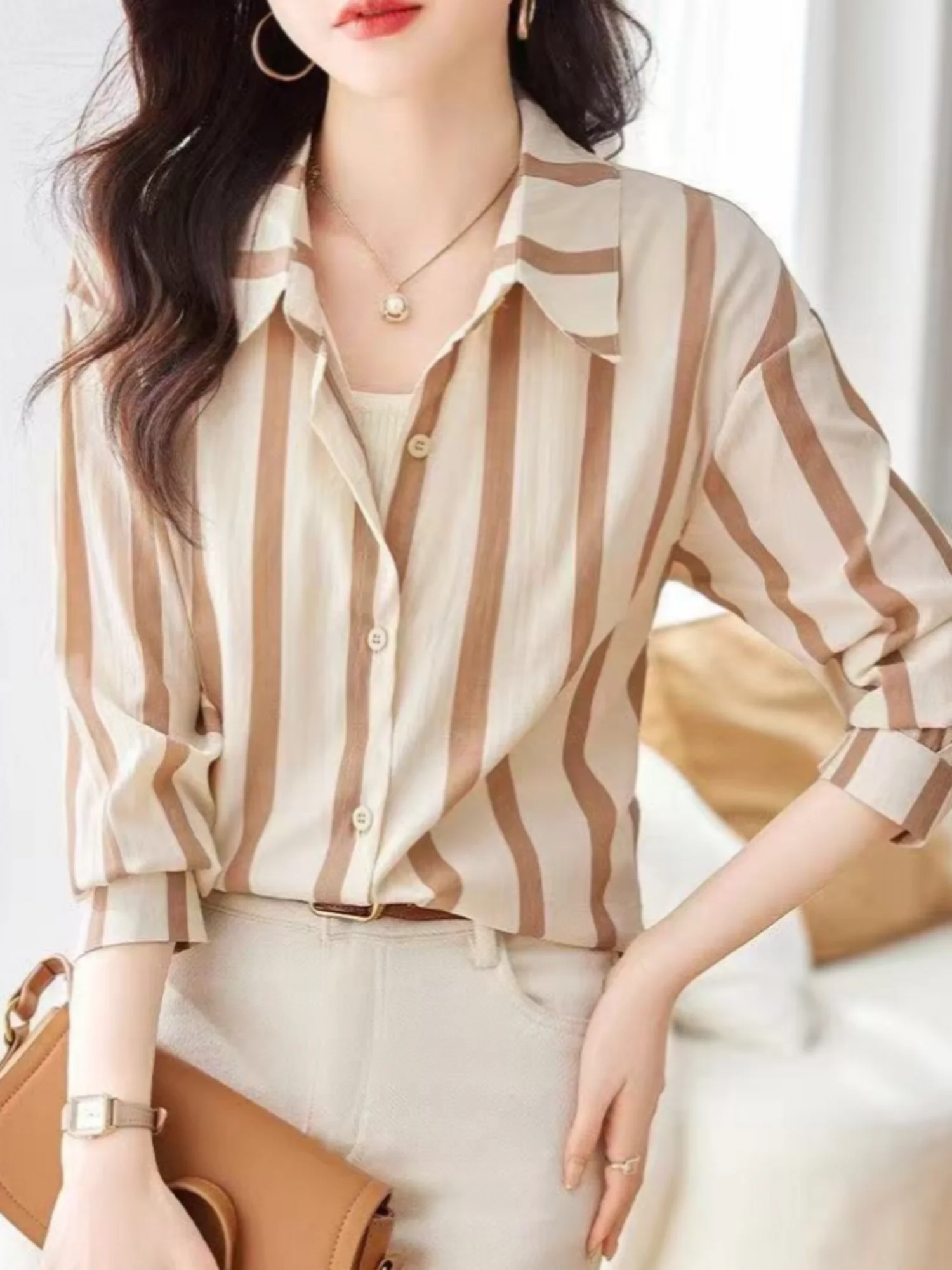 

This is a new French retro striped shirt for women, featuring a unique autumn design. It's a slimming, versatile and elegant lon
