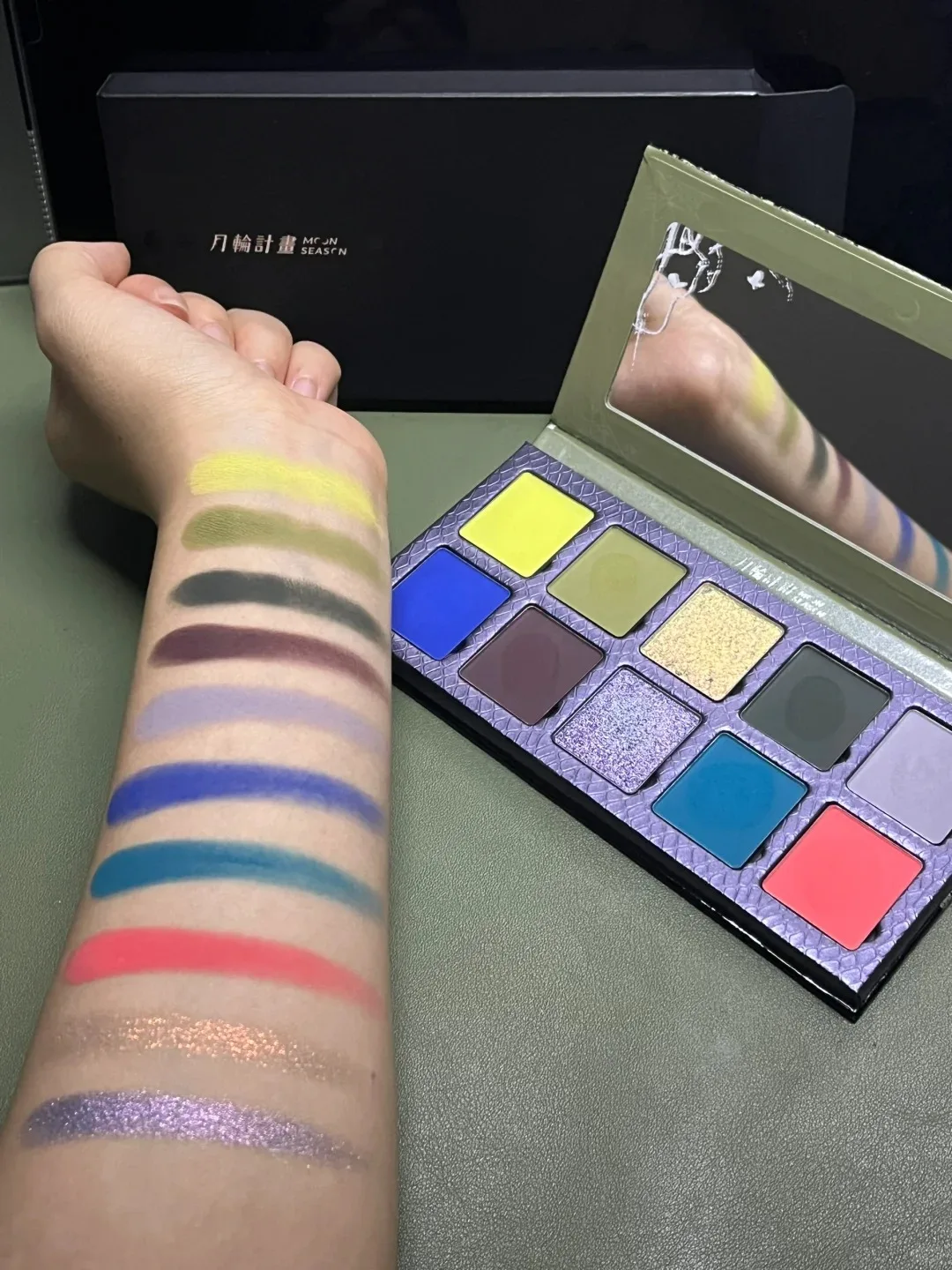 DRAMO Old Mushroom Co-name Y2K 10 ألوان ظلال عيون غير لامعة لامعة الحرباء لوحة ظلال عيون أخضر أصفر مكياج عيون