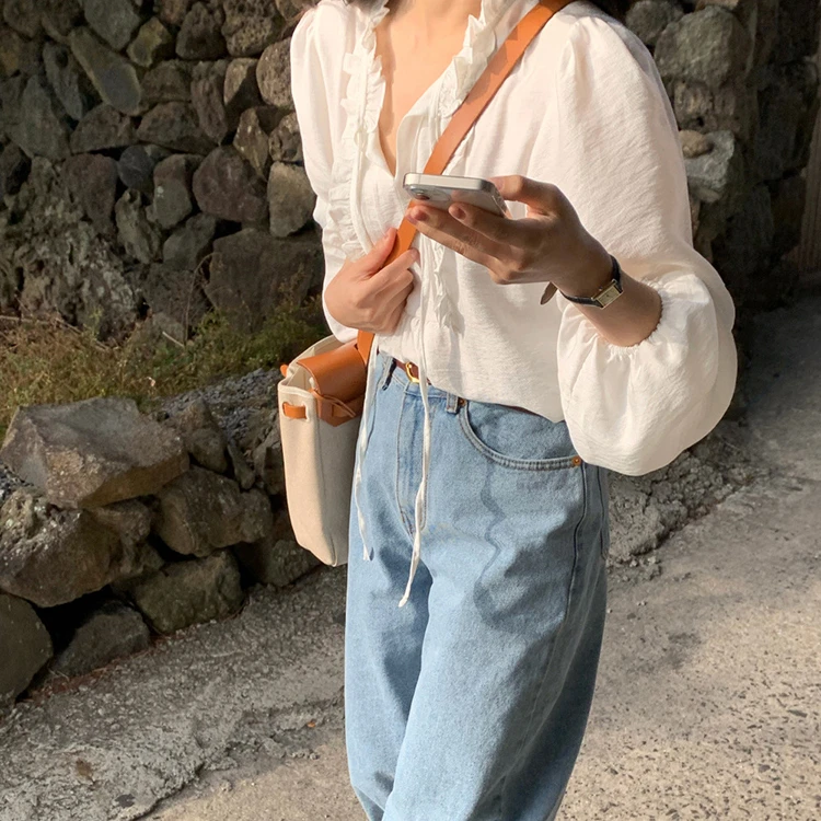 เสื้อผ้าสไตล์ชิคสำหรับต้นฤดูใบไม้ผลิ ดีไซน์เรียบหรู คอวี แต่งเข็มขัด ตัดต่อผ้าลายไม้ ทรงหลวม สีพื้น