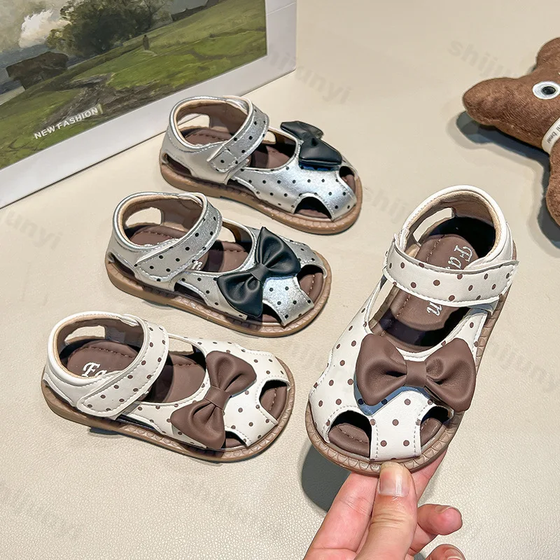 

Детские повседневные сандалии, дышащая пляжная крутая обувь, новинка лета 2024, модные туфли принцессы с бантом в горошек для малышей