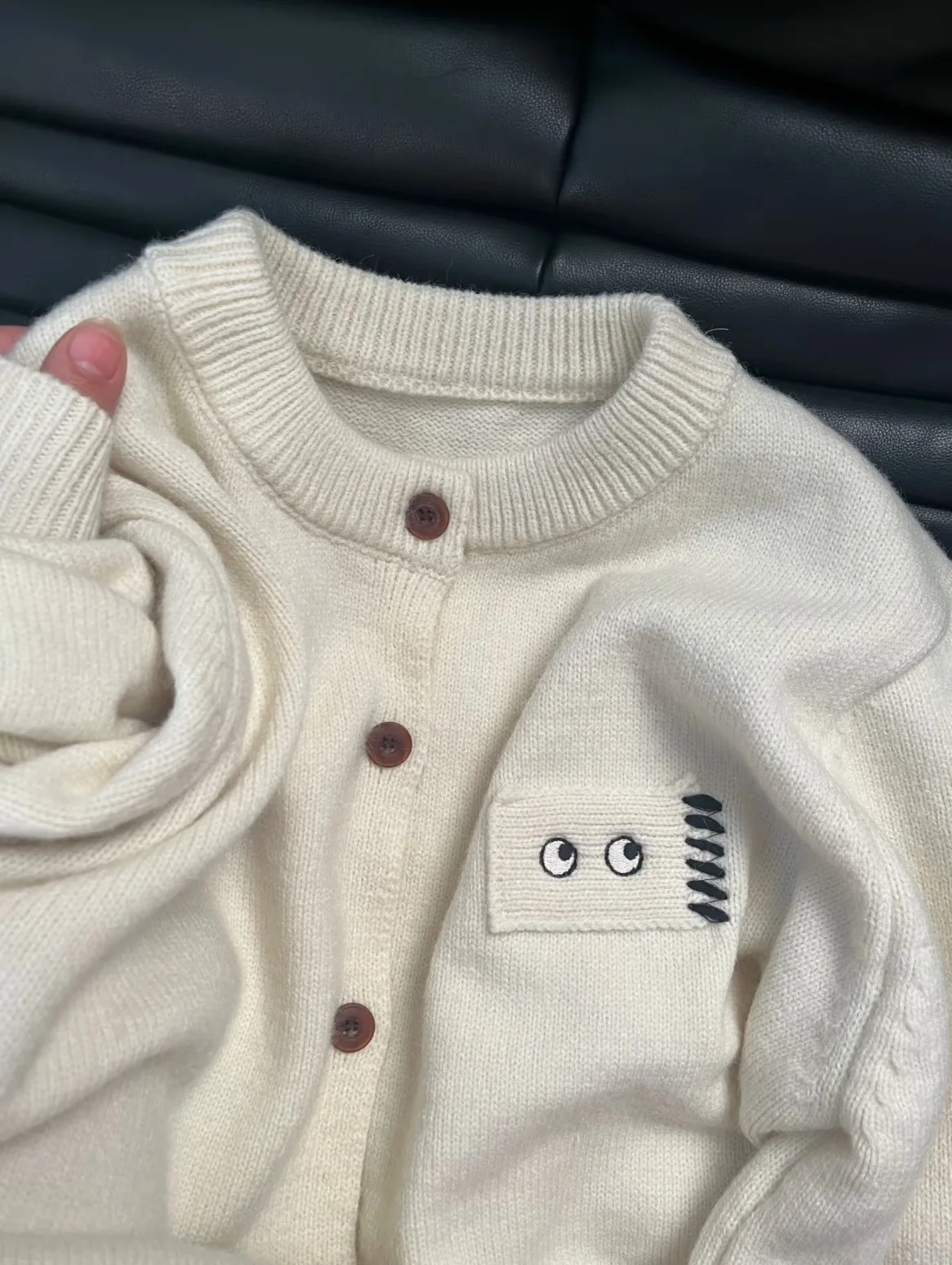 

European Sle round Ne Single Button Knitted Long Sve Casual Simple Embroidery Matching Top Faion Unique Design Sense