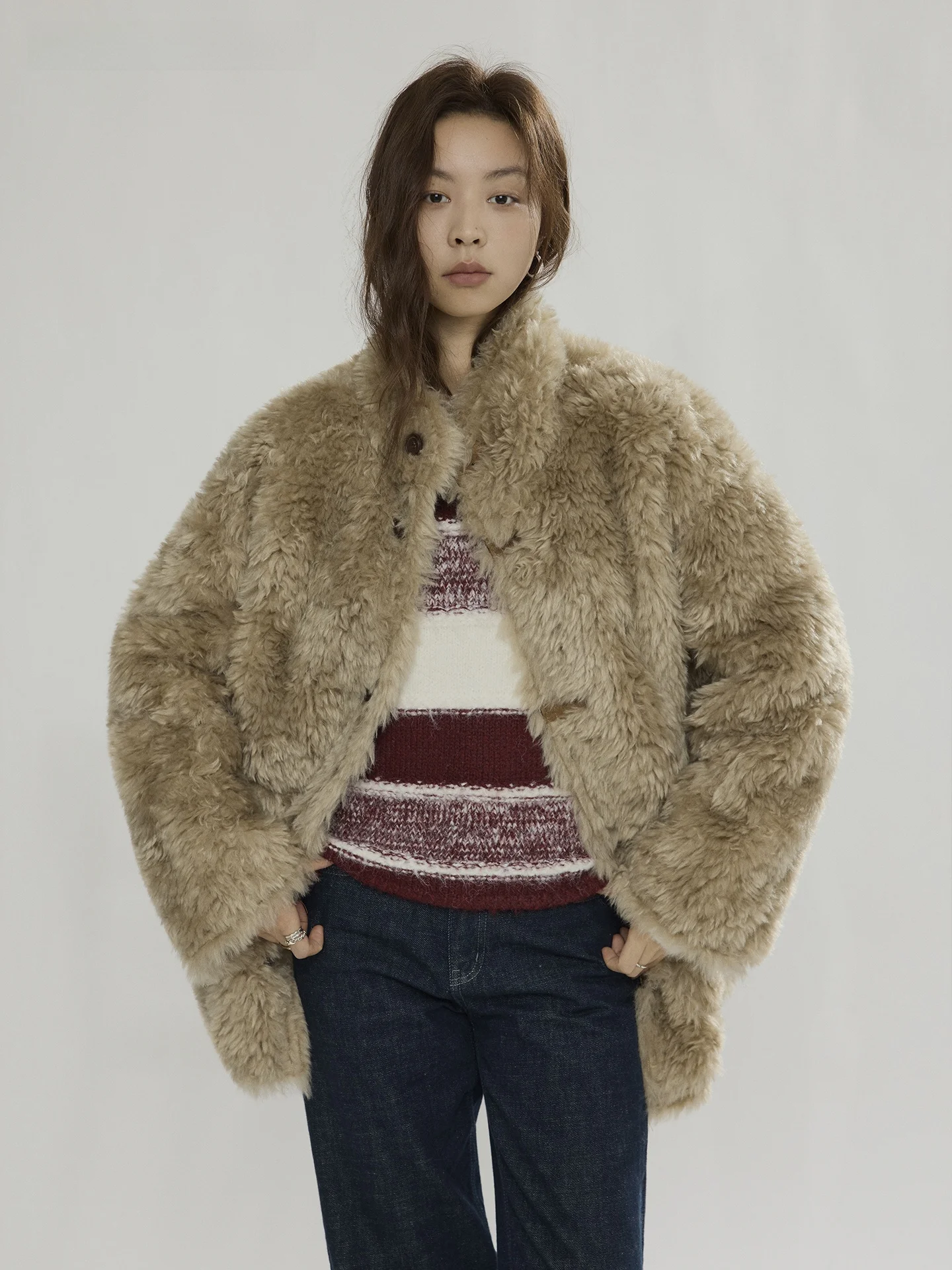 Jaqueta Feminina de Couro e Pele Dupla Face Elegante, Solta e Casual, Comprimento Médio, Fechamento por Botões, Poliéster