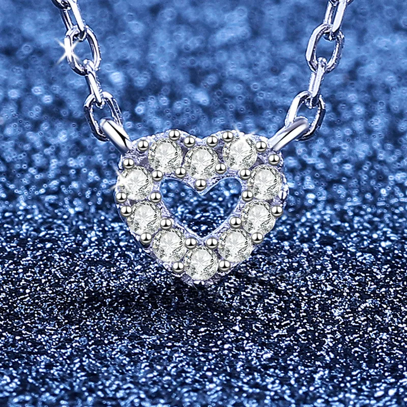 Platinum PT95018k Gold Hot Selling Moissanite Necklace with Small Heart Hollow Out Korean Version Sweet Pendant Collarbone Chain