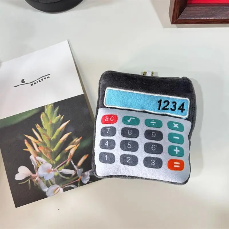 

Retro Calculator Plush Keychain- Soft Stuffed Computer Bag Charm for Tech Lovers Claw Machine Prize Doll〔YY33〕