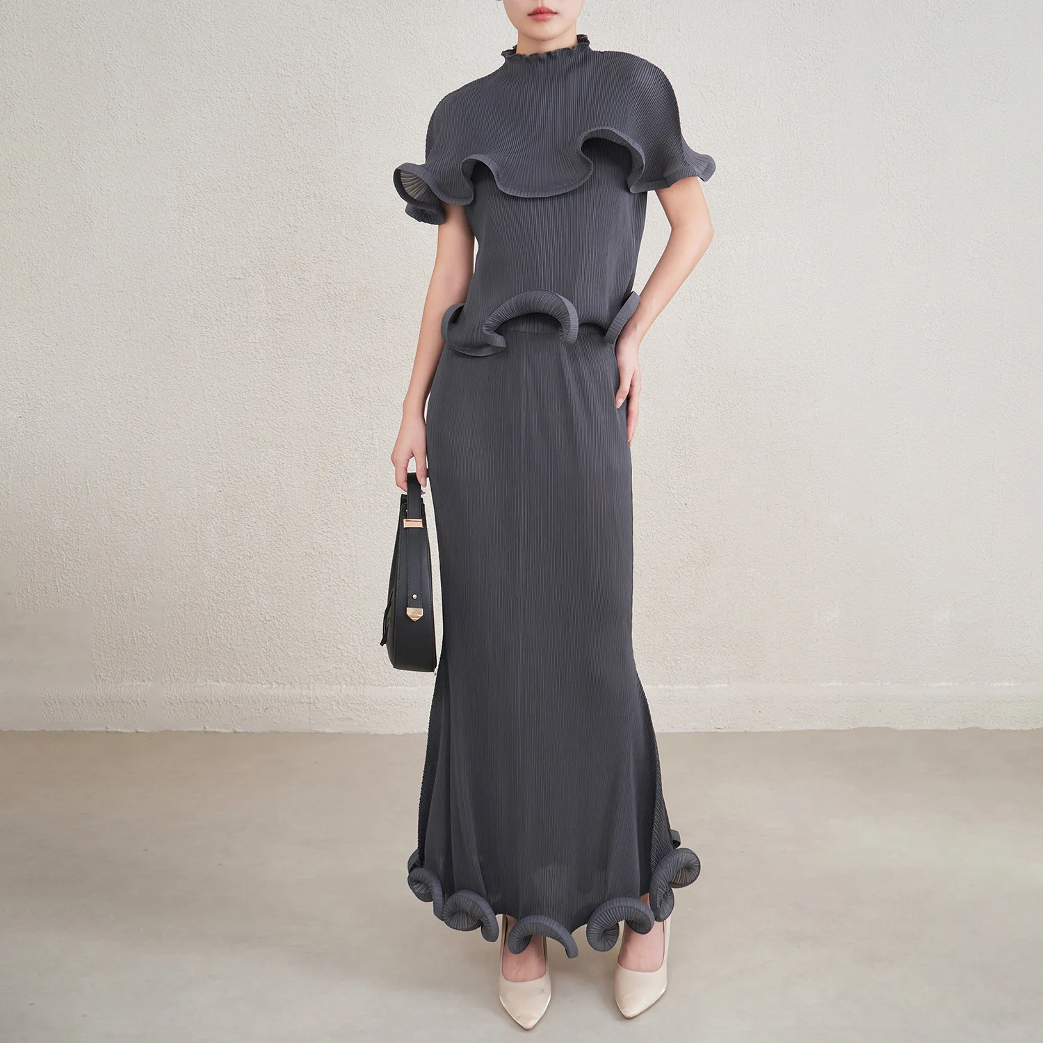 

Miyake Pleated Women's Two Pieces Set High-End Fashion Stringy Selvedge Design Short Sleeve T-Shirt + Elastic Waist Long Skirt