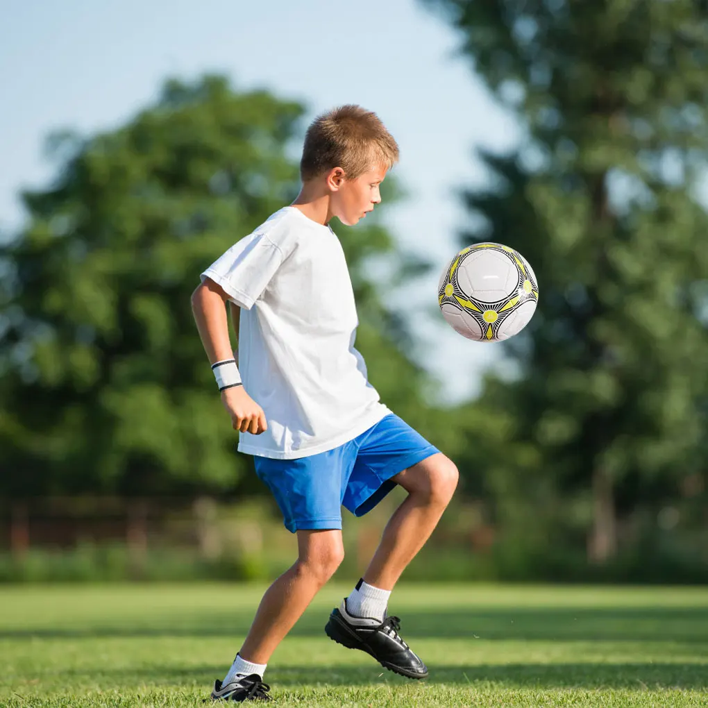 Bola Sepak Profesional Untuk Meningkatkan Rasa Kaki Latihan Sepak Bola Elastisitas Luar Biasa Luar Ruangan berwarna kuning