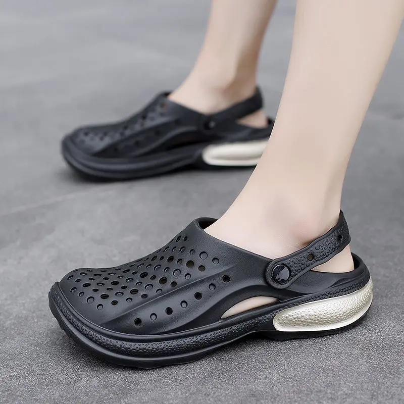 Zapatilla antideslizante con agujeros para hombre, cómodas sandalias de estilo 2025 para exteriores, venta de verano, zapatos baratos, badajos de líquido, zapatos de Pvc para hombre