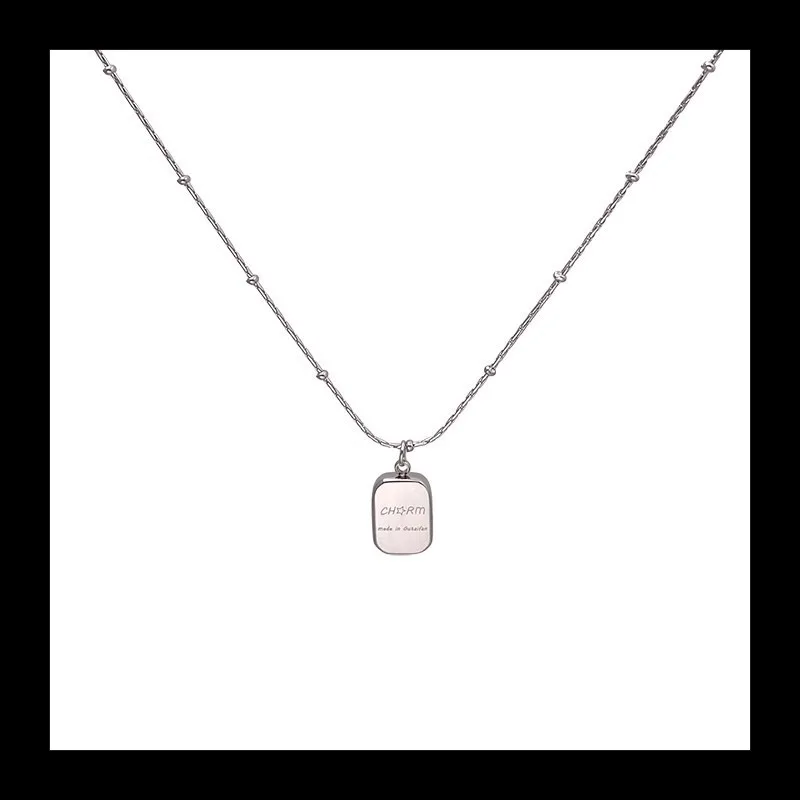 بسيطة حلوة وباردة الفضة مربع إلكتروني قلادة المرأة 2024 جديد تي شيرت سترة سلسلة ضوء الفاخرة المتخصصة الراقية Accessori