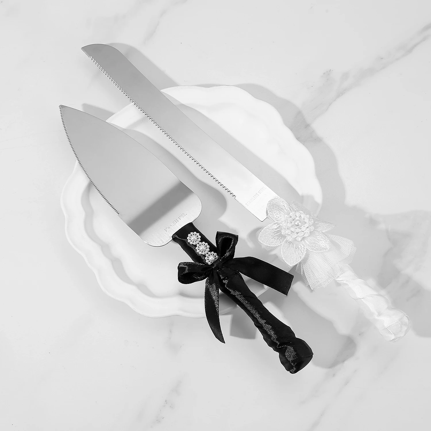 Vajilla para tartas de acero inoxidable, decorada con flores y encaje, envuelta en blanco y negro - elegantes herramientas de boda