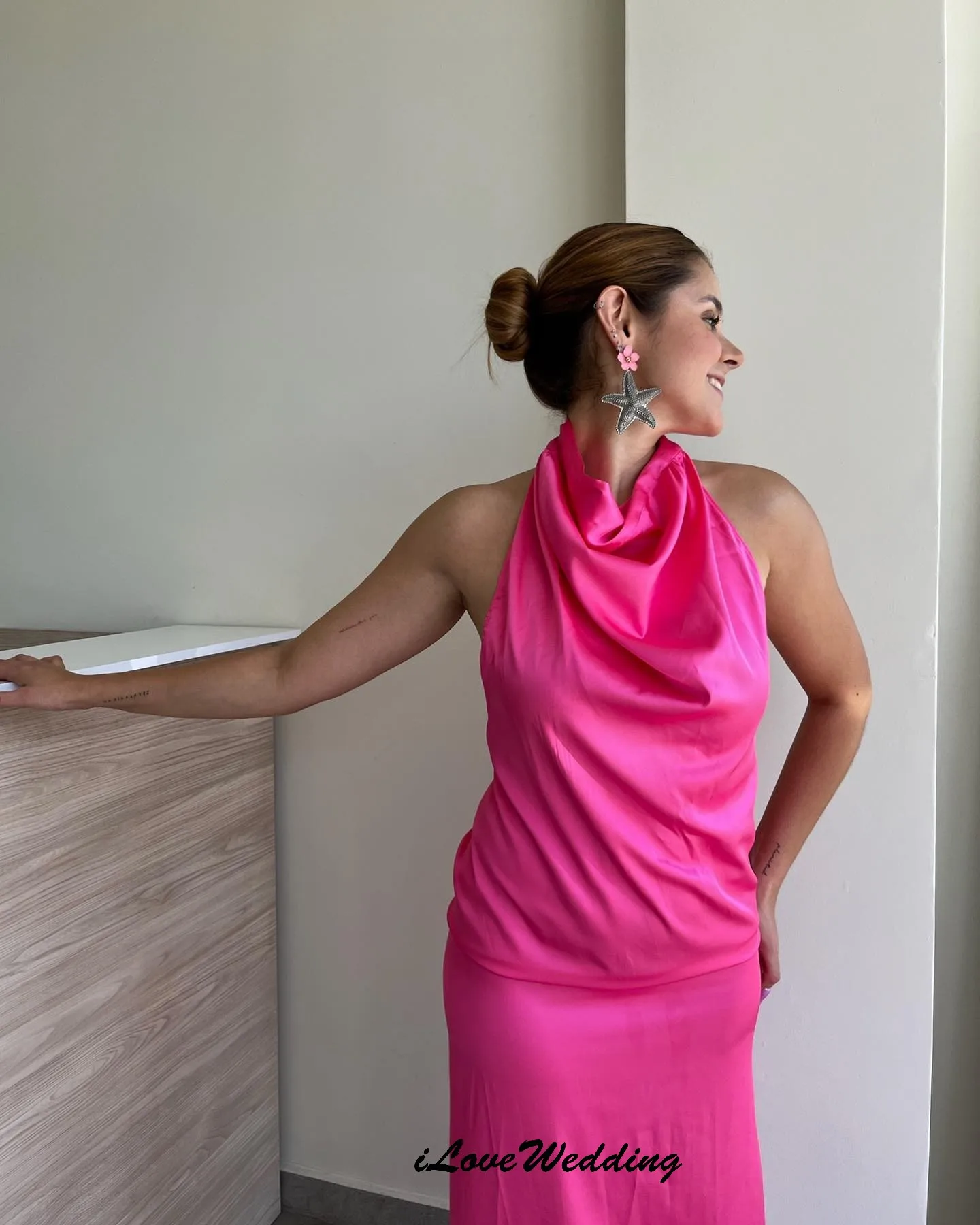 Rosa quente halter vestidos de baile 2025 sem mangas mulher vestido de festa cetim elegante vestidos de noite sem costas sexy fitas personalizadas