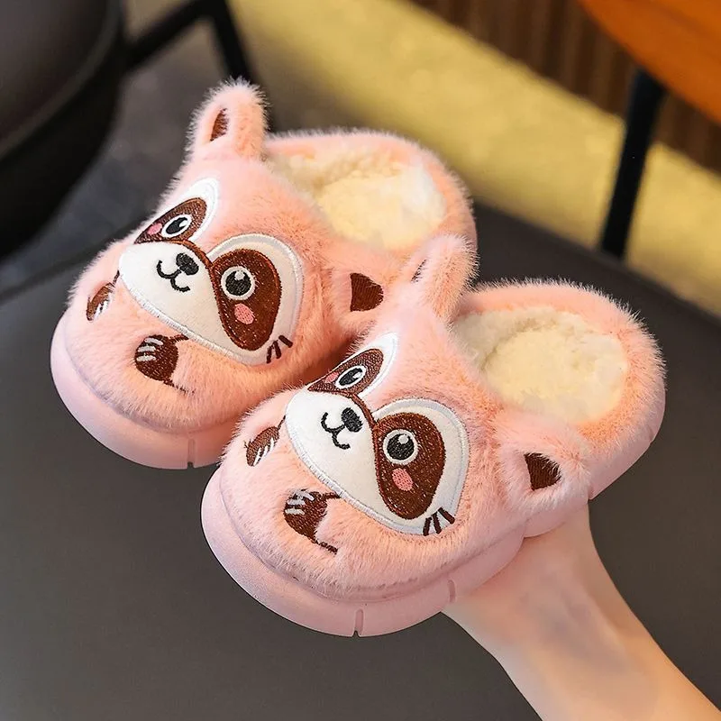 أطفال شتاء نعال تدفئة 2026 تصميم جديد الكرتون المضادة للانزلاق سميكة وحيد أحذية المنزل الداخلي للبنين بنات أحجام متعددة