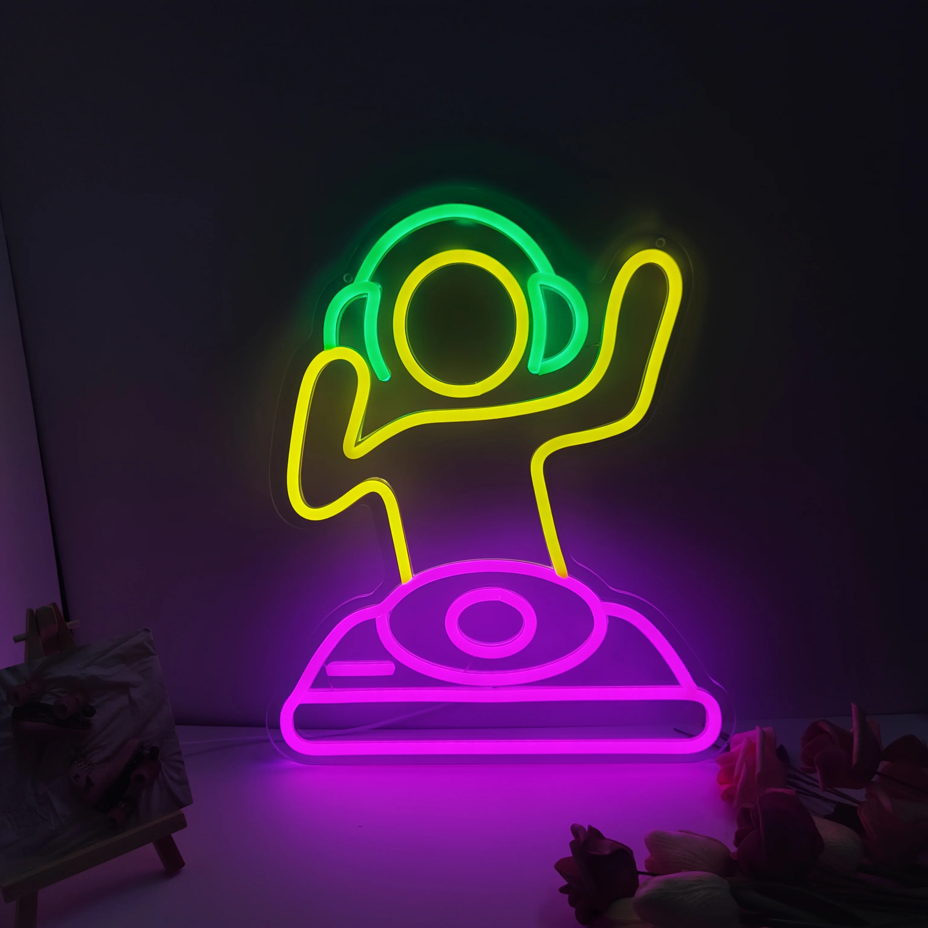 

Неоновая вывеска DJ Player - светодиодная лампа с USB-питанием, ярким зеленым и розовым свечением, настенный декор для баров и мужских комнат.