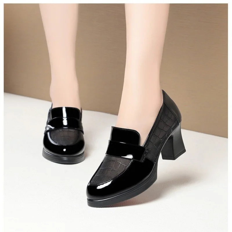 2025, neue Lackleder-Pumps für Damen – runde, spitze Zehen, Schnallenriemen, klobiger Absatz, strukturierte Büroschuhe, atmungsaktive Arbeits-Flats