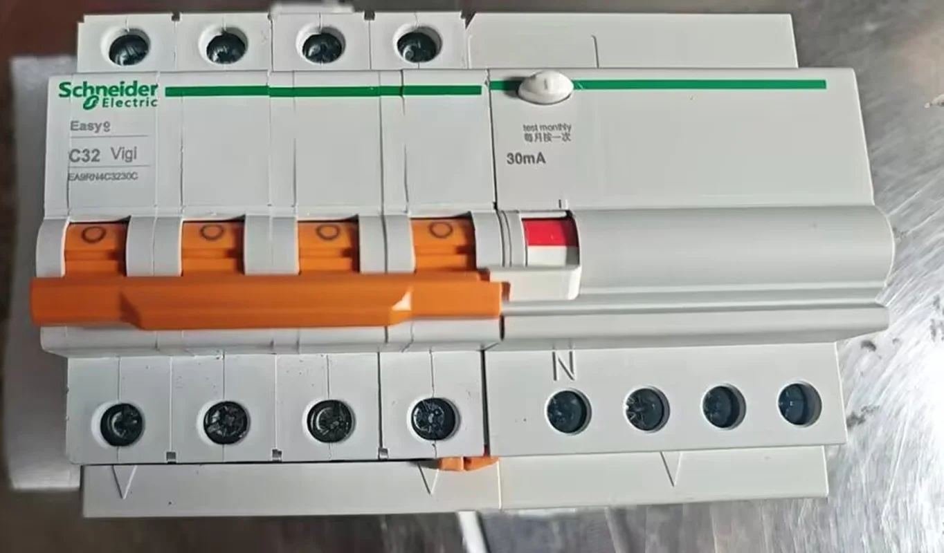 

Schneider электрический автоматический выключатель остаточного тока EA9R RCBO 4P C тип 6A 10A 16A 20A 25A 32A 40A 50A 63A