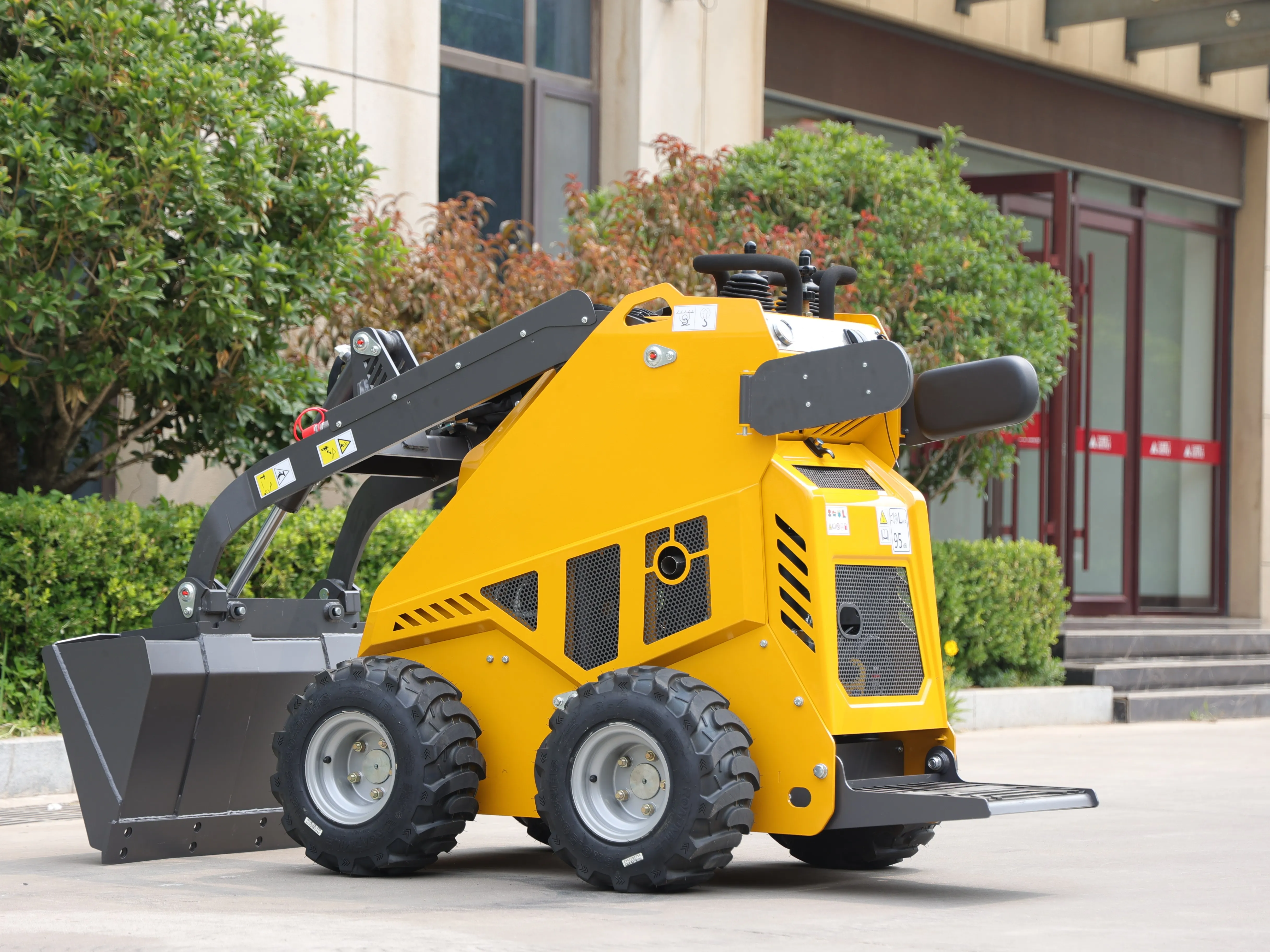 Euro 5 EPA Kubota Diesel Skid Steer Mini Track Skid Steer 400KG con tosaerba Forest Mulcher