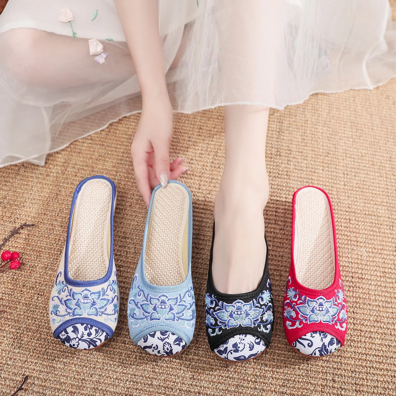 35-41 Round-toe Embroidered Cloth Shoes Flat Soft-soled Canvas Female Ethnic Style Blue And White Porcelain Mules Shoes