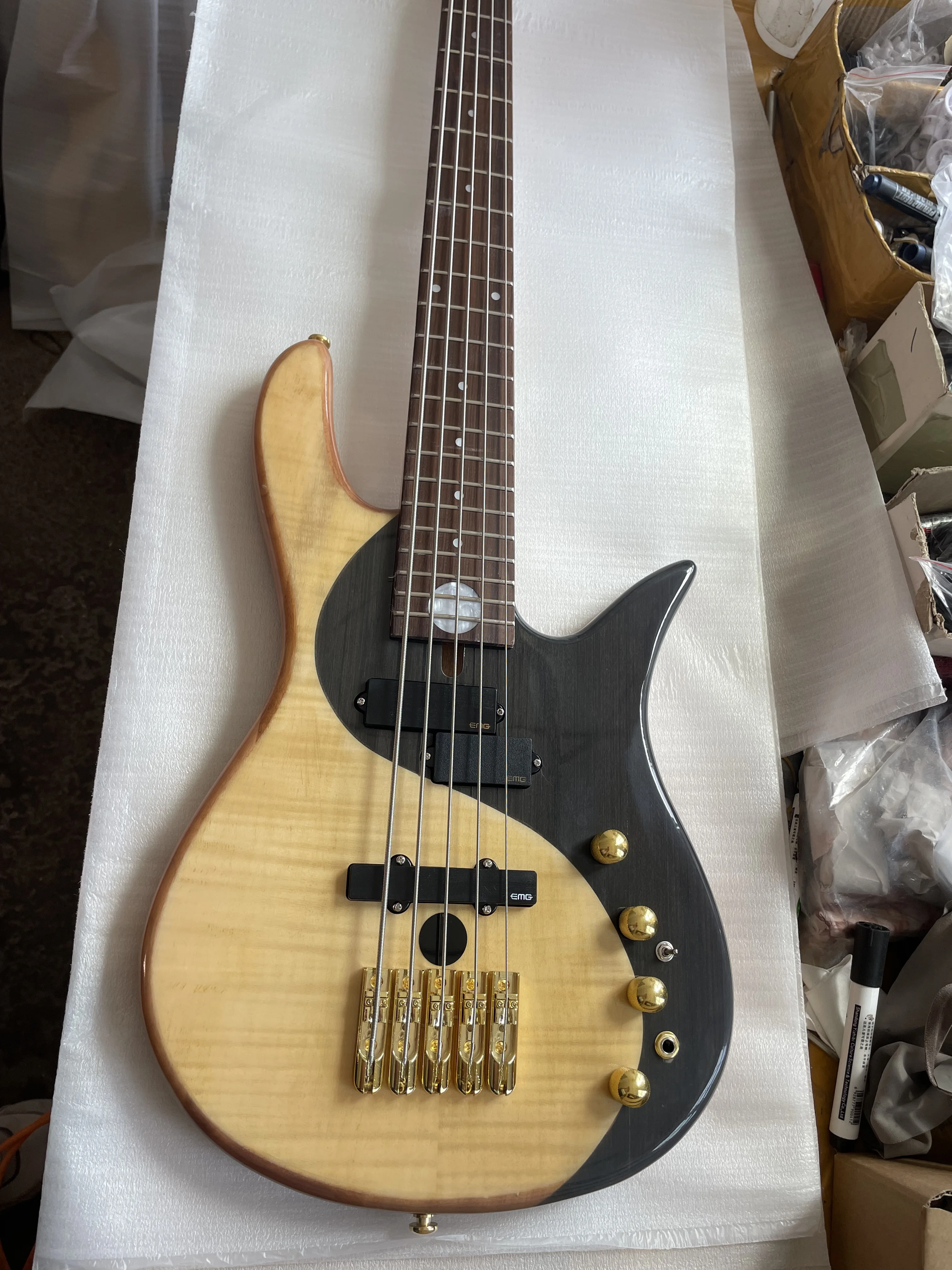 

5 String Butterfly Style Yin Yang Electric Bass Natural Wood Color Body, Gold Accessories Active Pickups