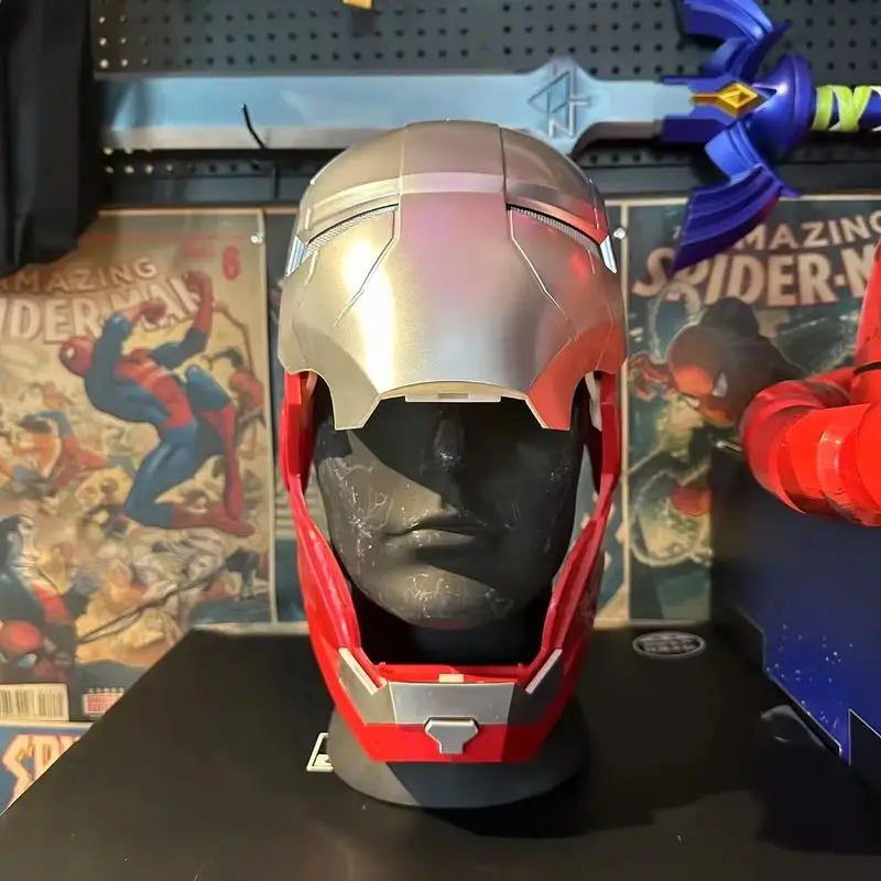 Marvel Iron Man Merchandise Helm Mk5 Tragbares Sammlerspielzeug mit lichtemittierendem und manuellem Öffnungs-/Schließfunktion als Geschenk für Jungen