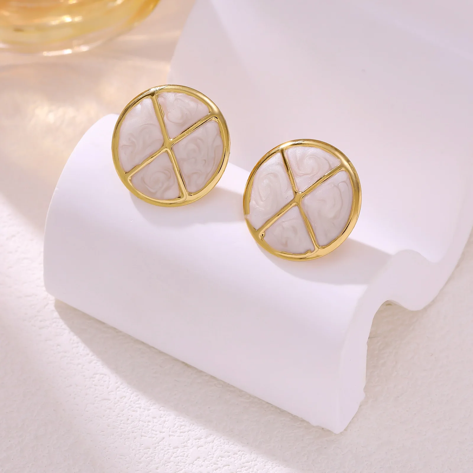 

French Vintage Oil Round Stud Earrings for Women, Asymmetrical Design, Stainless Steel Material, Casual Fashion Jewelry, All Sea