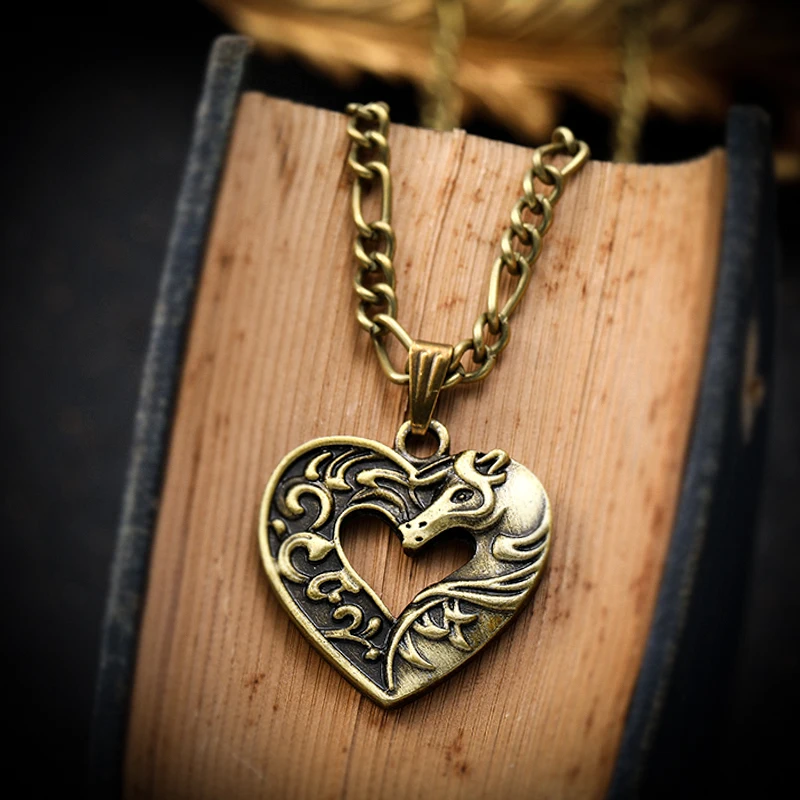 Vintage Aged Bronze Color Creative Heart Knight's War Horse Design Pendant Necklace Men Punk Personalized Party Jewelry