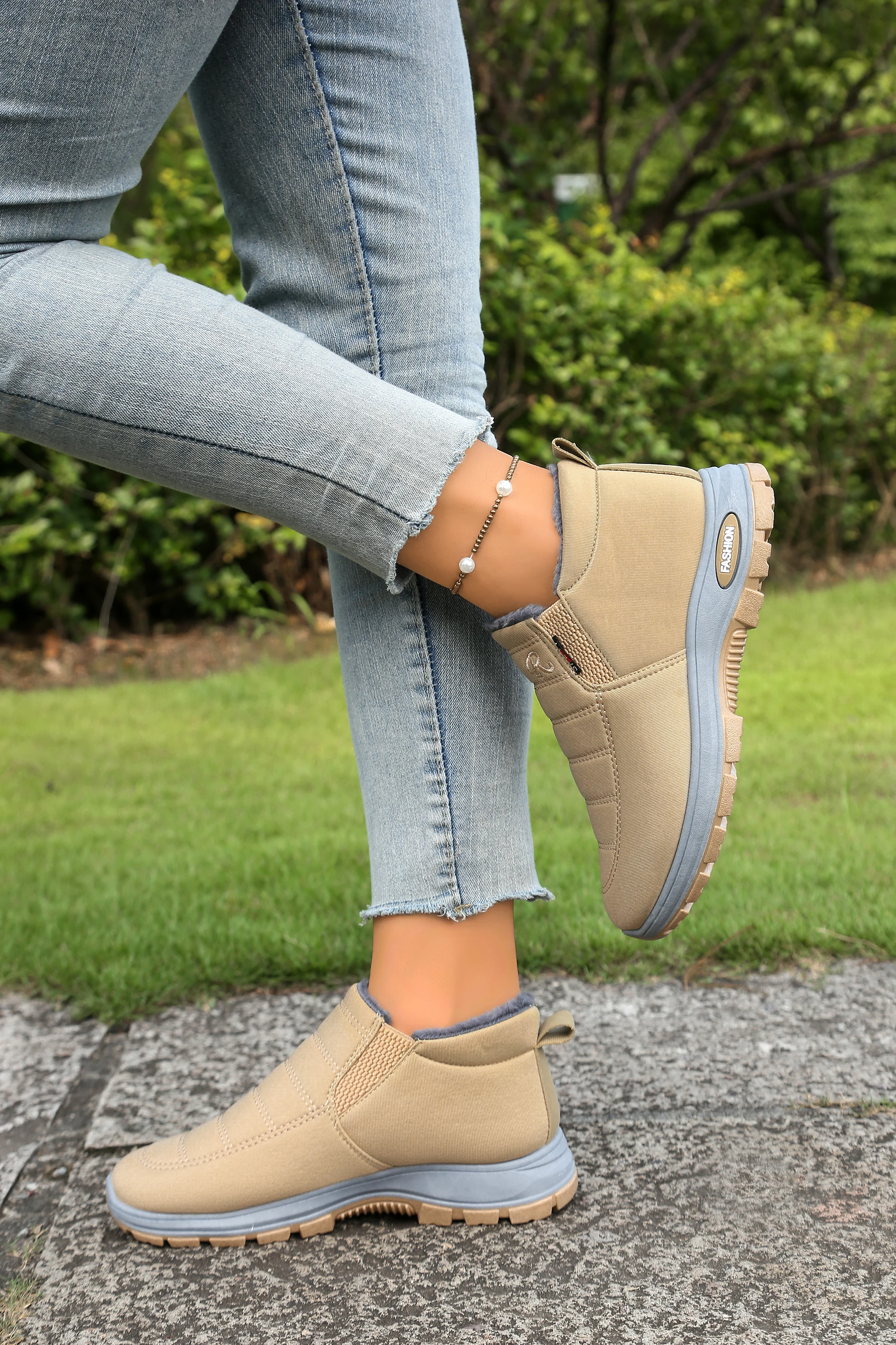 Gemütliche Damen-Wintersneaker mit Fellfutter, rutschfeste, dicke Sohle, bequeme Stiefeletten, einfach anzuziehende warme Schuhe für kaltes Wetter. – Detail 30