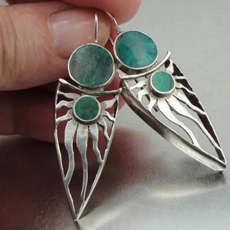 Vintage Design Silber Farbe eingelegt mit grünen Steinen Damen Ohrringe ethnische Metall Geometrie handgeschnitzte baumelnde Ohrringe Frau