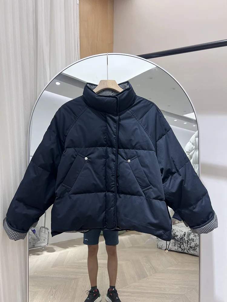 سترة بياقة واقفة للنساء 2025 النسخة الكورية الجديدة نمط قصير متقلب الربط الخبز الأبيض بطة أسفل سترة