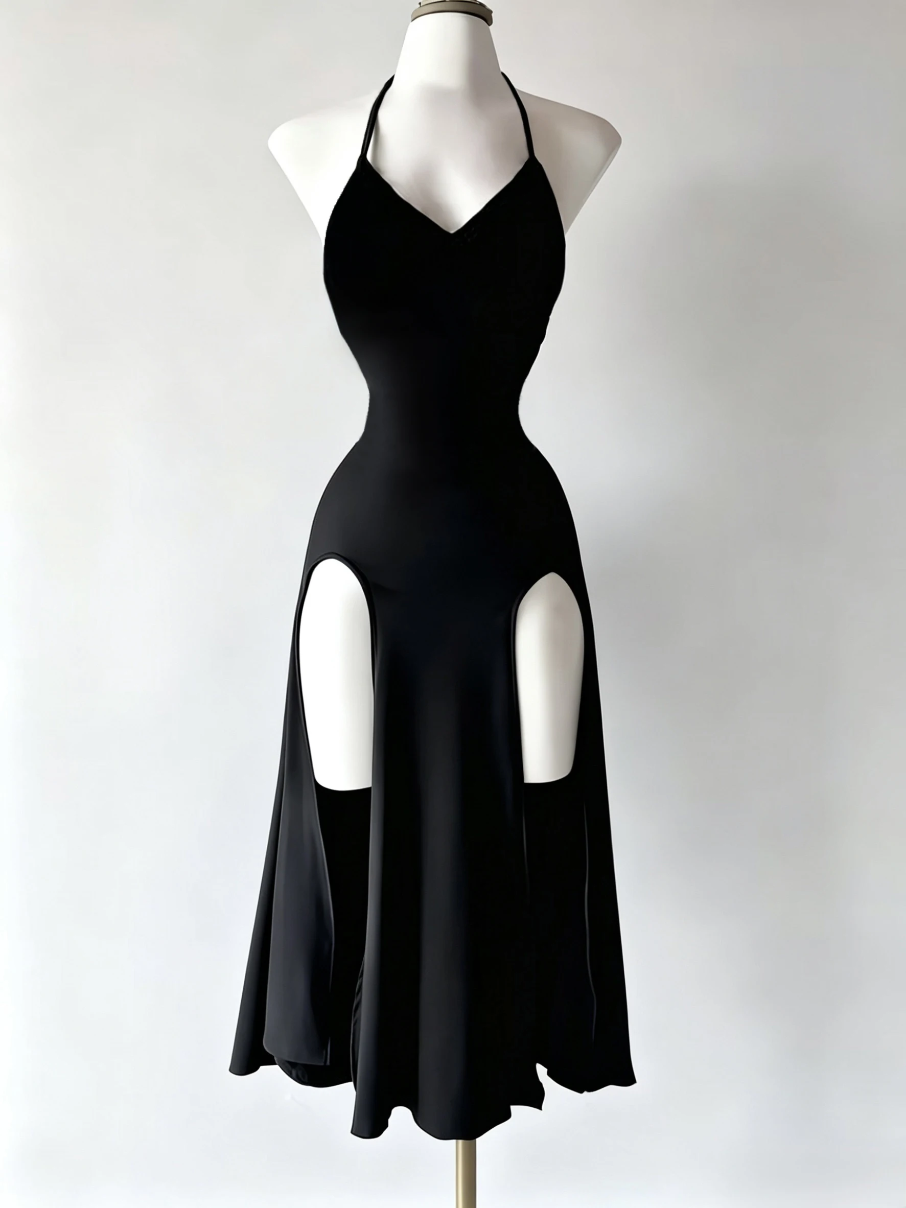 Robe noire élégante et stylée avec un col halter fin, un décolleté en V profond, une taille cintrée, des fentes hautes des deux côtés et une robe longue fluide et amincissante
