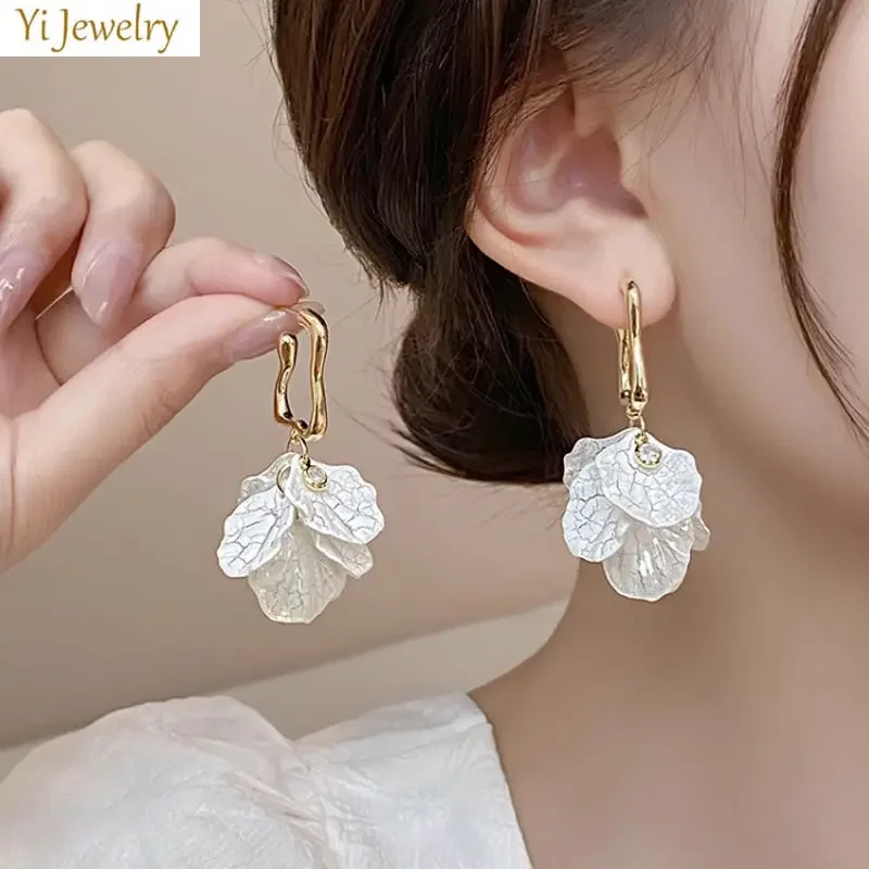 

White Shell Earrings for Women Small Hoop Flower White Petal Pendant Earrings Sweet Jewelry Gift Female