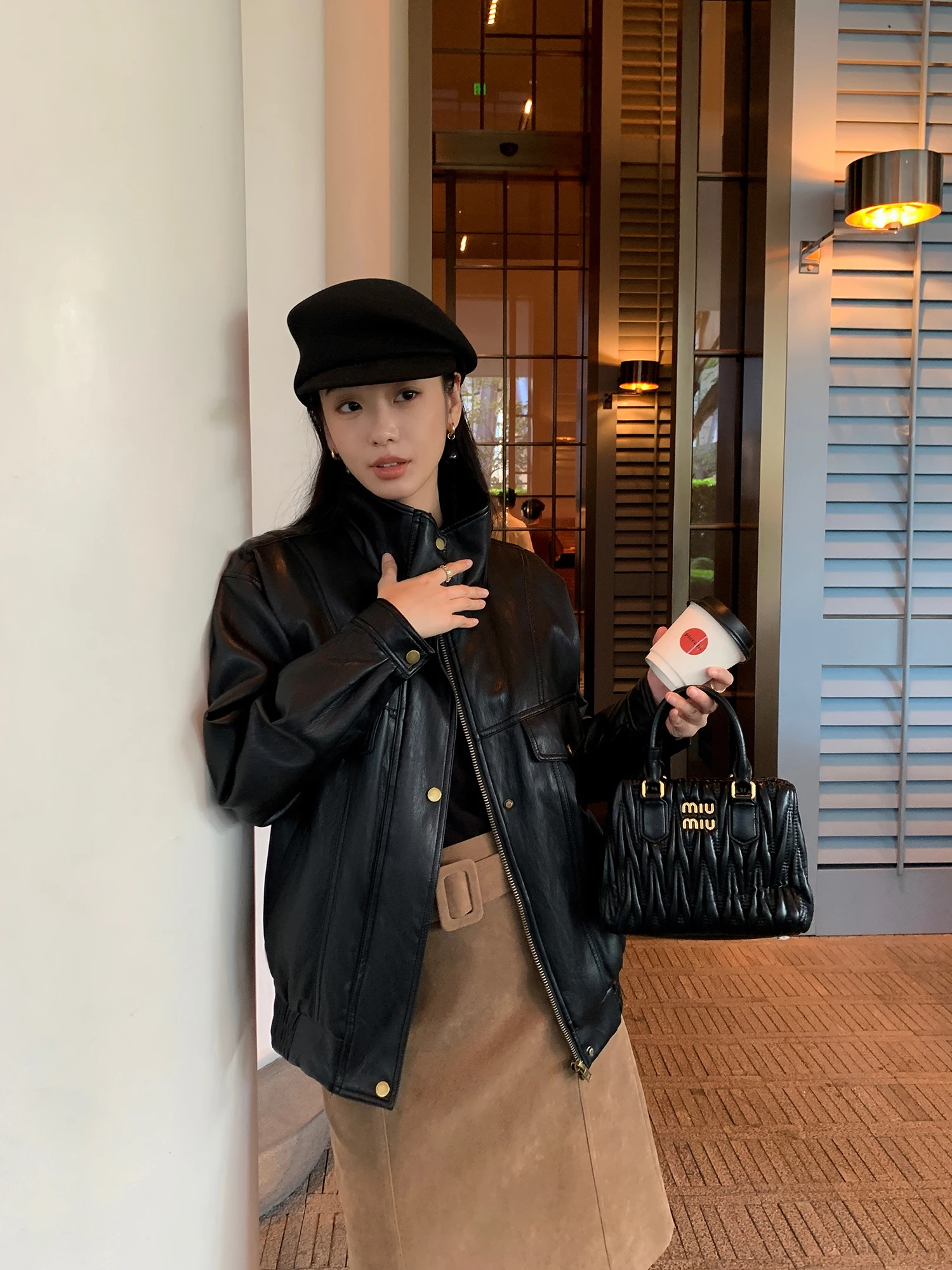 Stylowa kurtka motocyklowa damska z PU skóry, luźny krój, stójka, długi rękaw, idealna do dojazdów do pracy, modna.