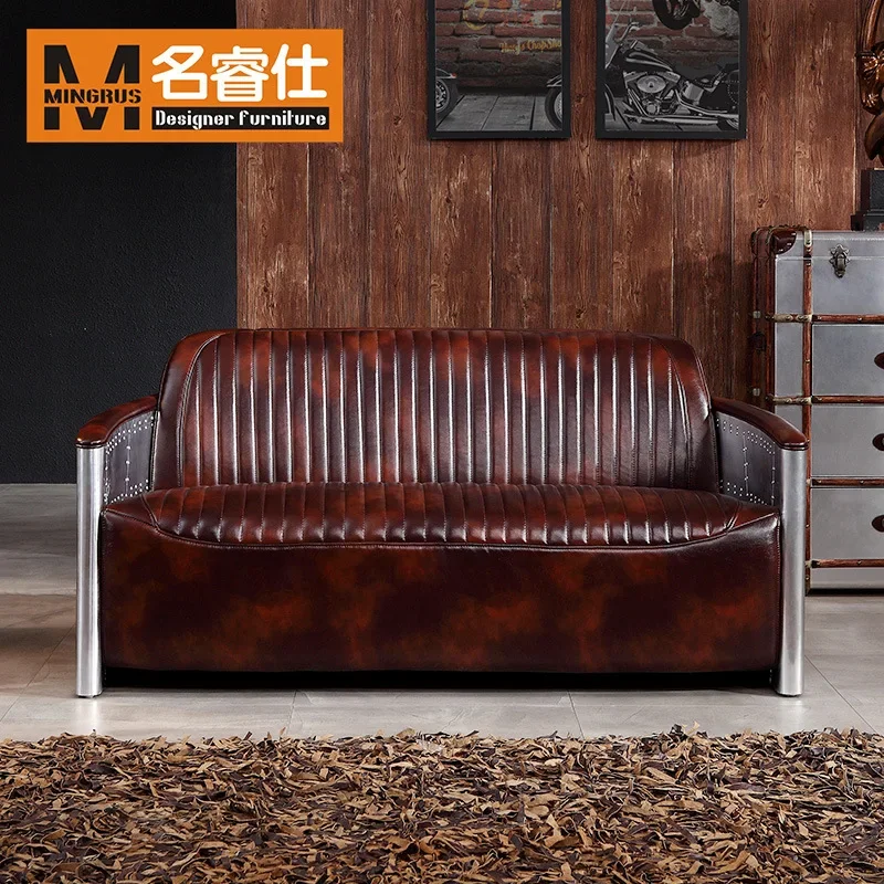 Divano medievale con rivetti spaziali