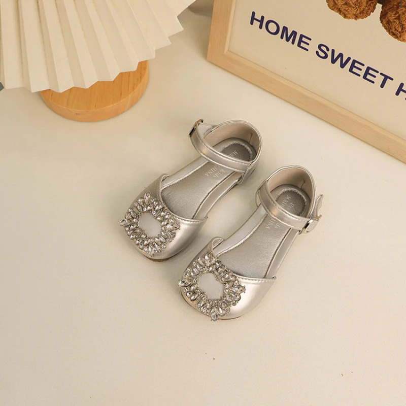 Kids Flat Sandals 2024 Luxury Rhinestone Elegant Shoes for Girls Korean Style Versatile Children Causal Princess Ballet Sandals