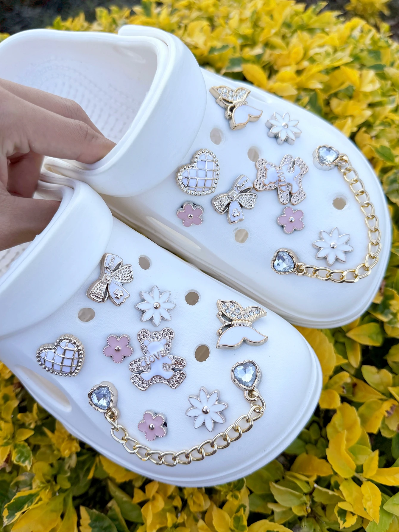 

18 Golden Bear chain Shoes for DIY Casual Accessories - An interesting and multi-functional personalized way of footwear