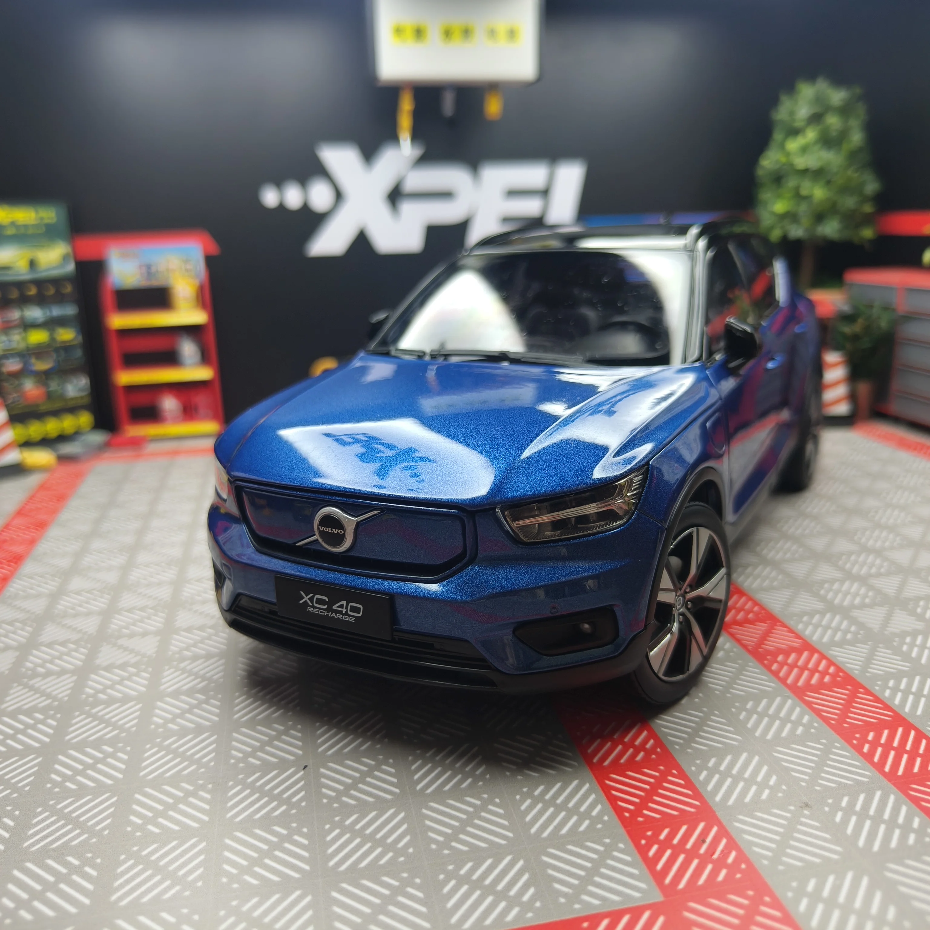 Modèle de voiture Volvo XC40 en alliage moulé sous pression à l'échelle 1:18, avec portes entièrement ouvrables, jouet de collection, cadeau, souvenir, ornement de présentation