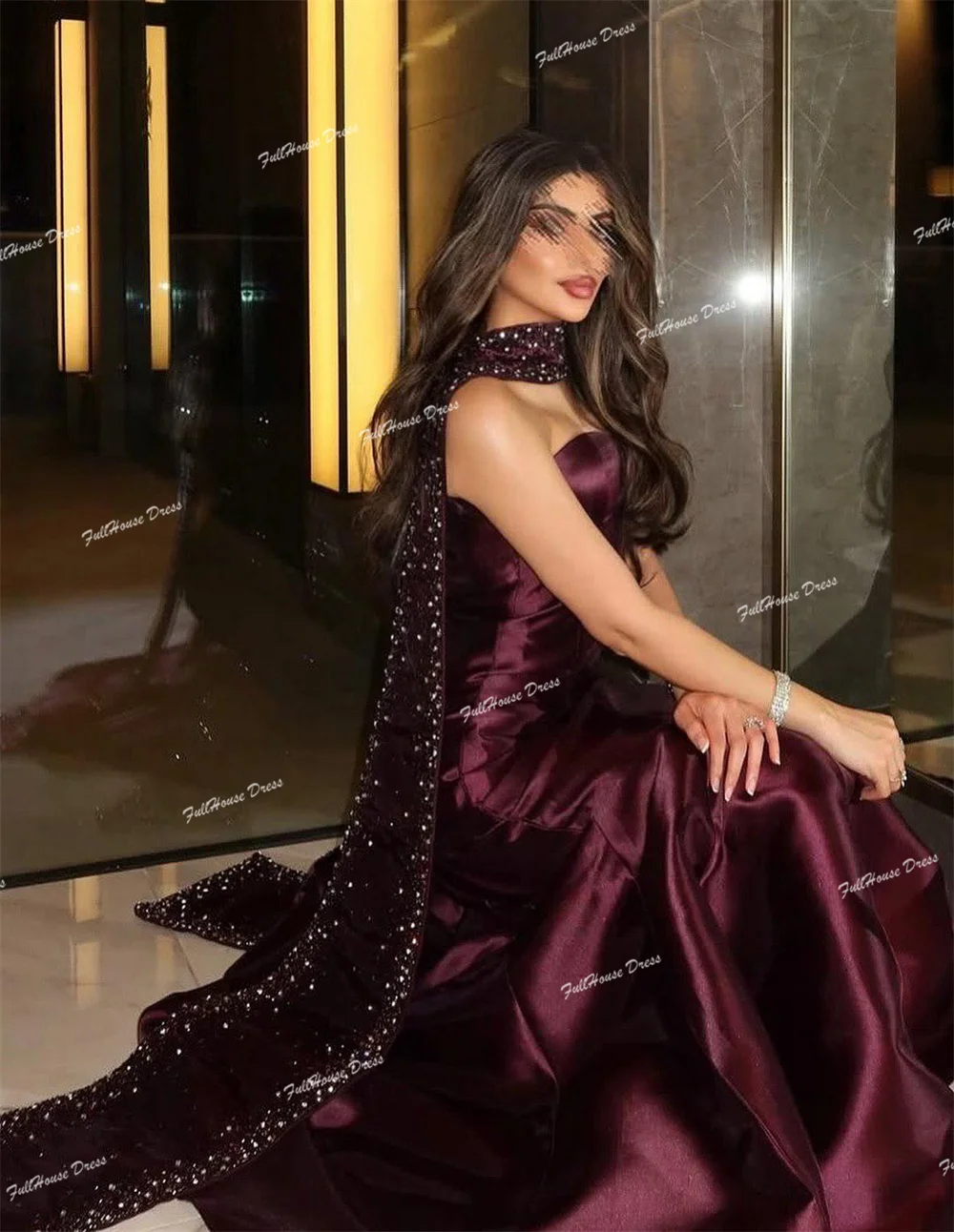 فستان سهرة سادة من الساتان بياقة على شكل قلب مصنوع حسب الطلب، فستان مثير بحورية البحر بدون ظهر بطول الأرض مع كيب مطرز