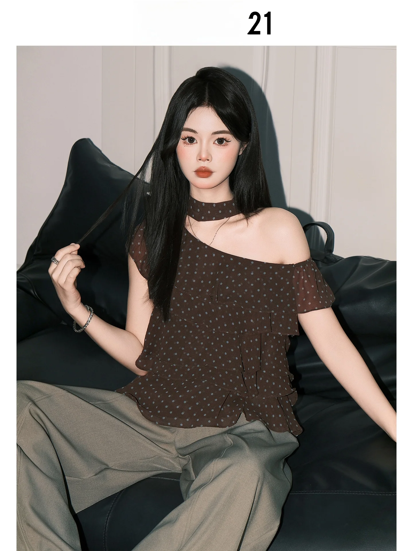 Camisa de Poá Estilo Coreano Forever 21 para Mulheres, Verão, Com Ombro Assimétrico, Detalhe em Renda, Top de Chiffon Slimming com Mangas Curtas