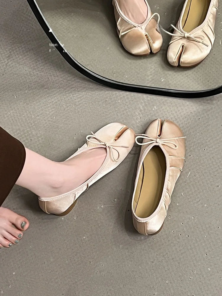 chaussures-plates-a-bout-fendu-pour-femme-style-ballerine-a-enfiler-en-cuir-avec-nœud-tendance-et-decontractees