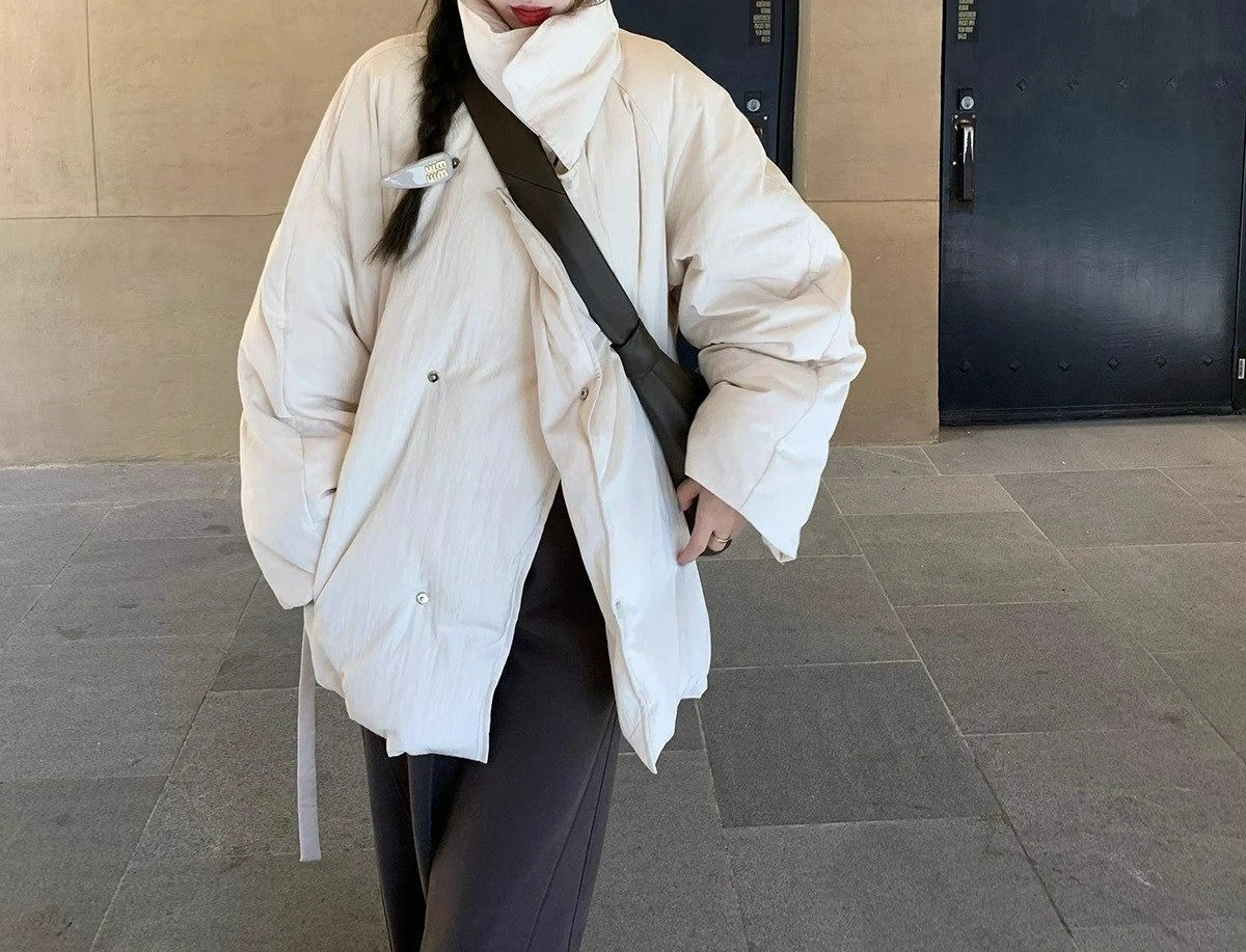 

Зима 2025 года, новый дизайн, хлопковая куртка на шнуровке для женщин, свободный воротник-стойка, повседневное утолщенное теплое пуховое пальто