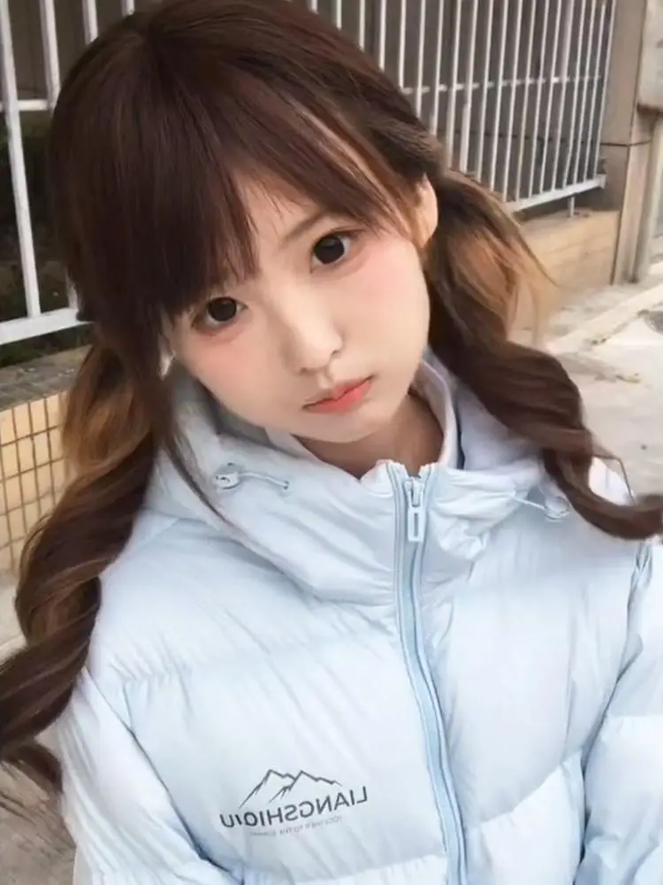 Linda chica dulce tamaño pequeño reducción de edad azul claro con capucha algodón Jaet mujeres estudiantes 2025 invierno Thi abrigo de pan versátil