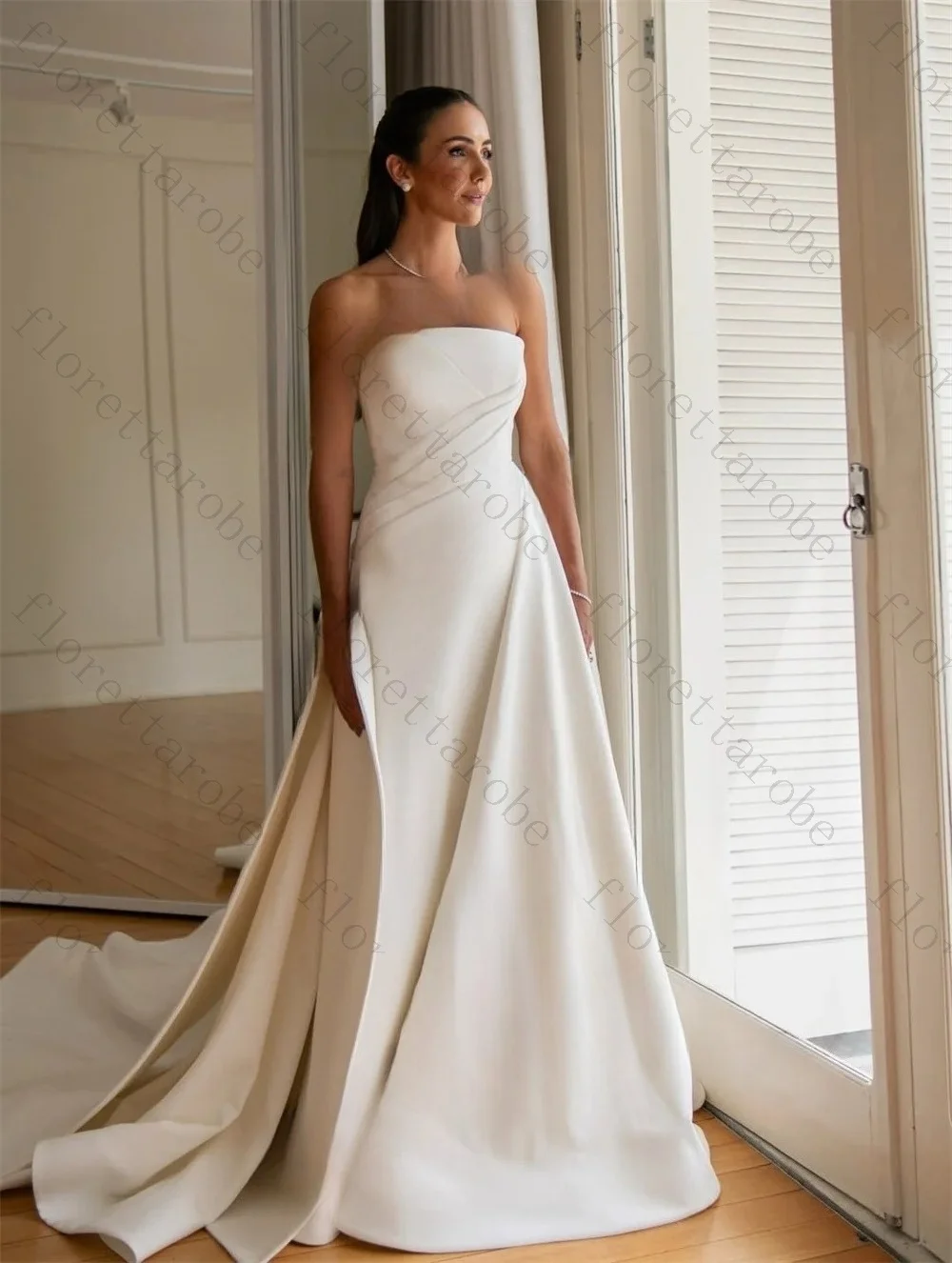 Customized Classic Elegant Strapless A-Line Sweep Strapless Wedding Dresses for Women Pleated Sleeveless Strapless Bridal Gown